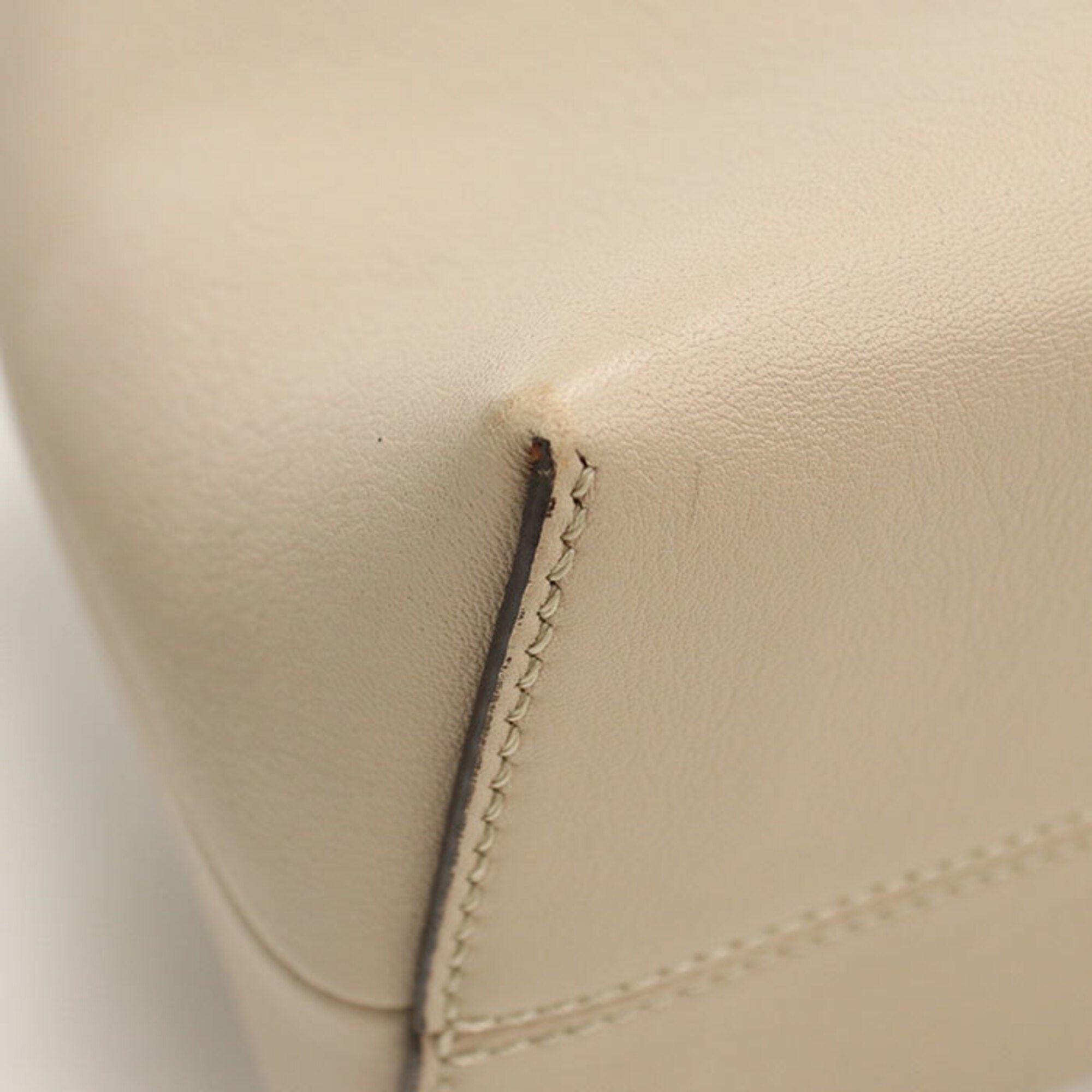 Fendi Beige Leather Handbag (Pre-Owned)