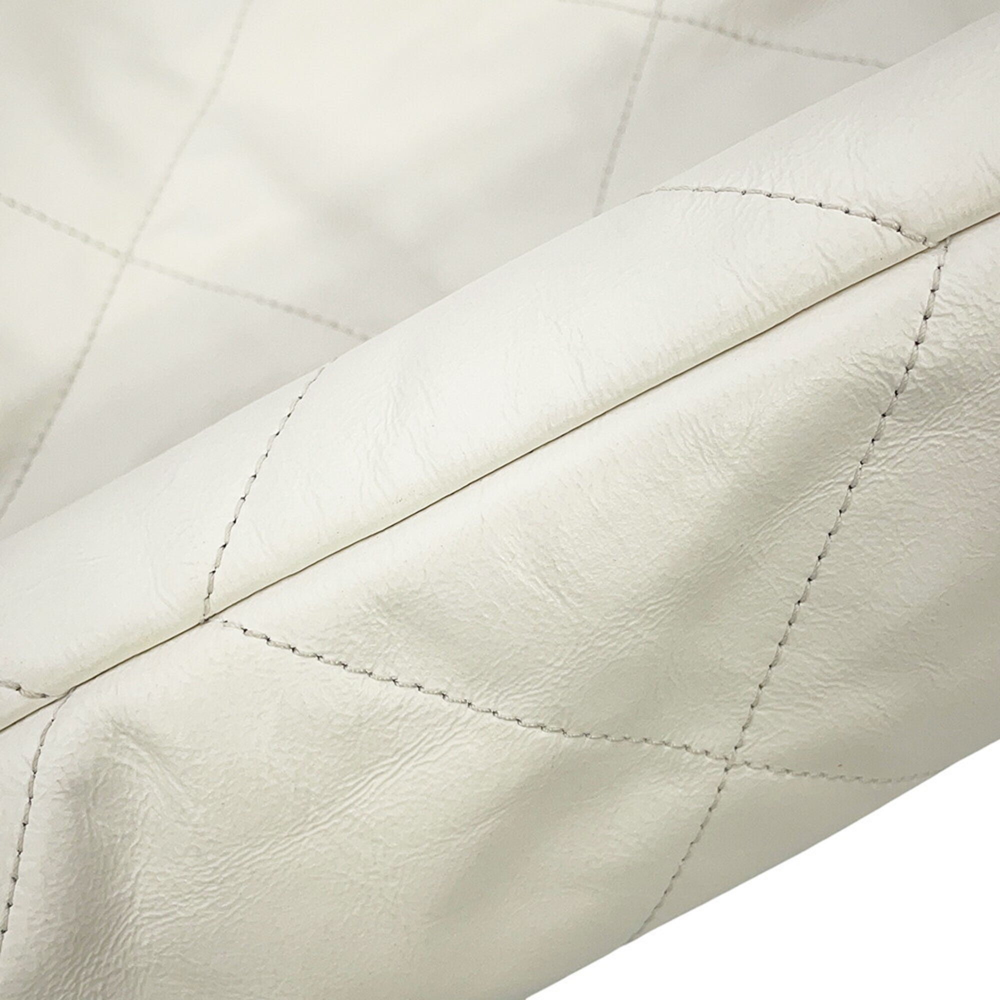 Chanel Matelasse White Leather Handbag (Pre-Owned)