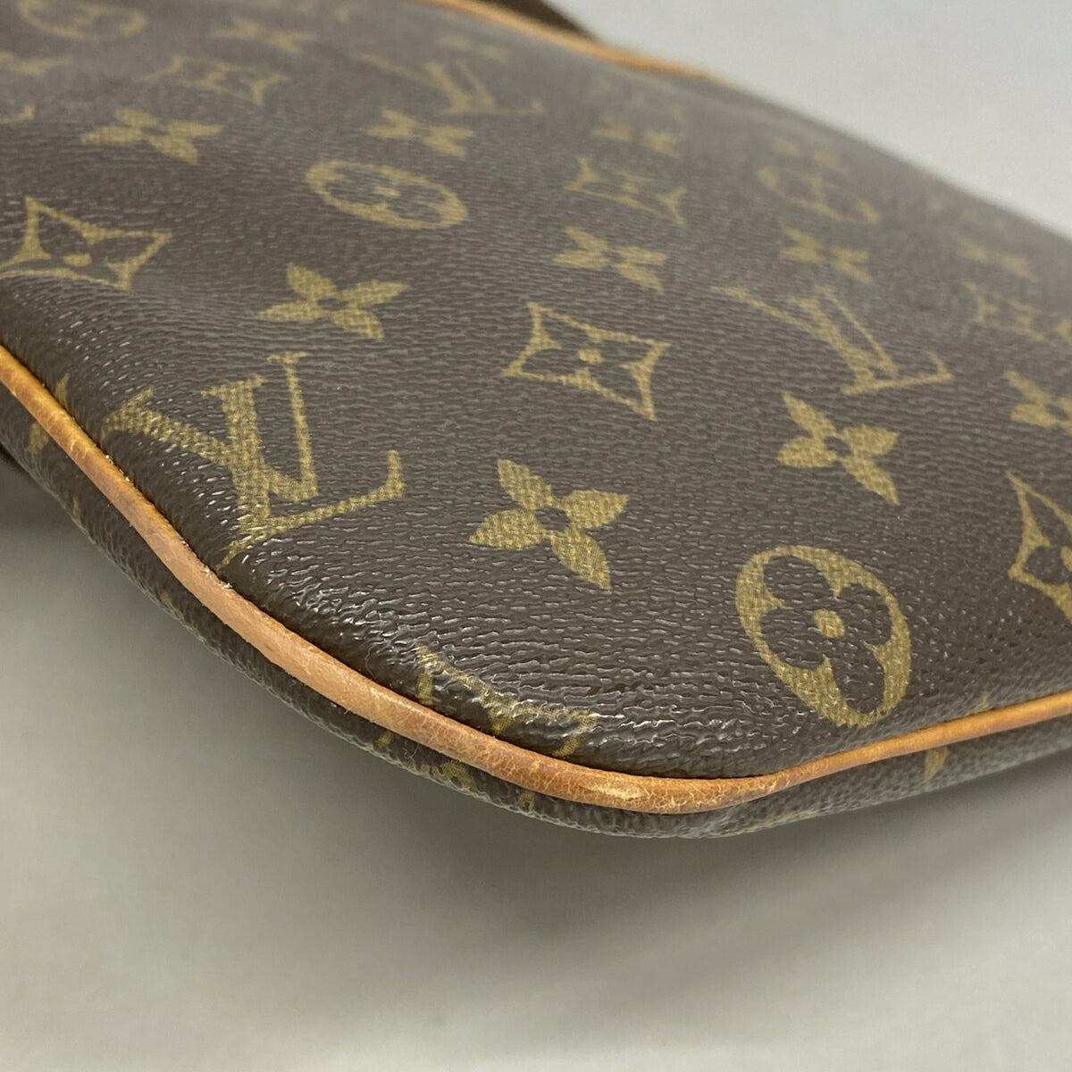 Louis Vuitton Brown Shoulder Bag (Pre-Owned)