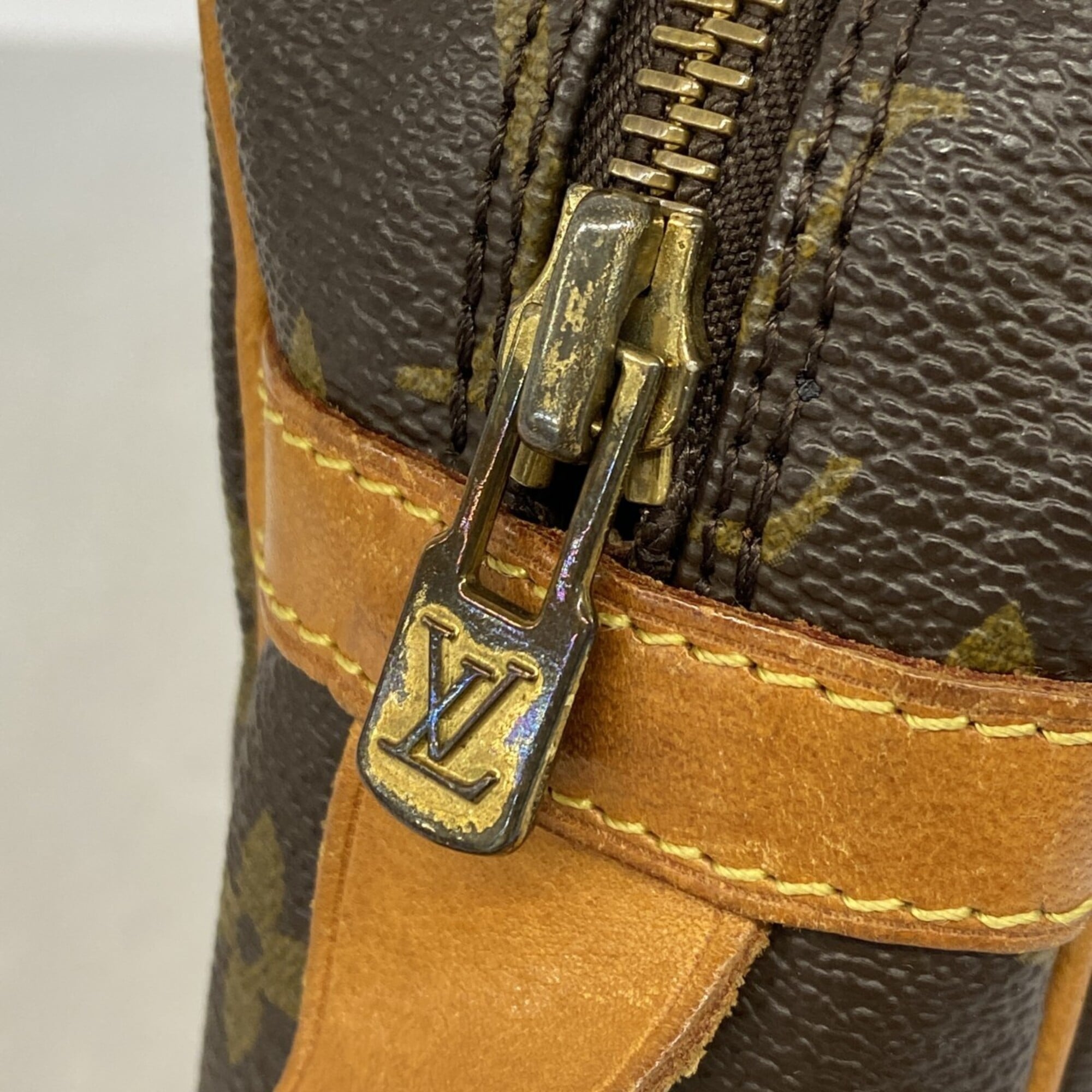 Louis Vuitton Brown Clutch Bag (Pre-Owned)
