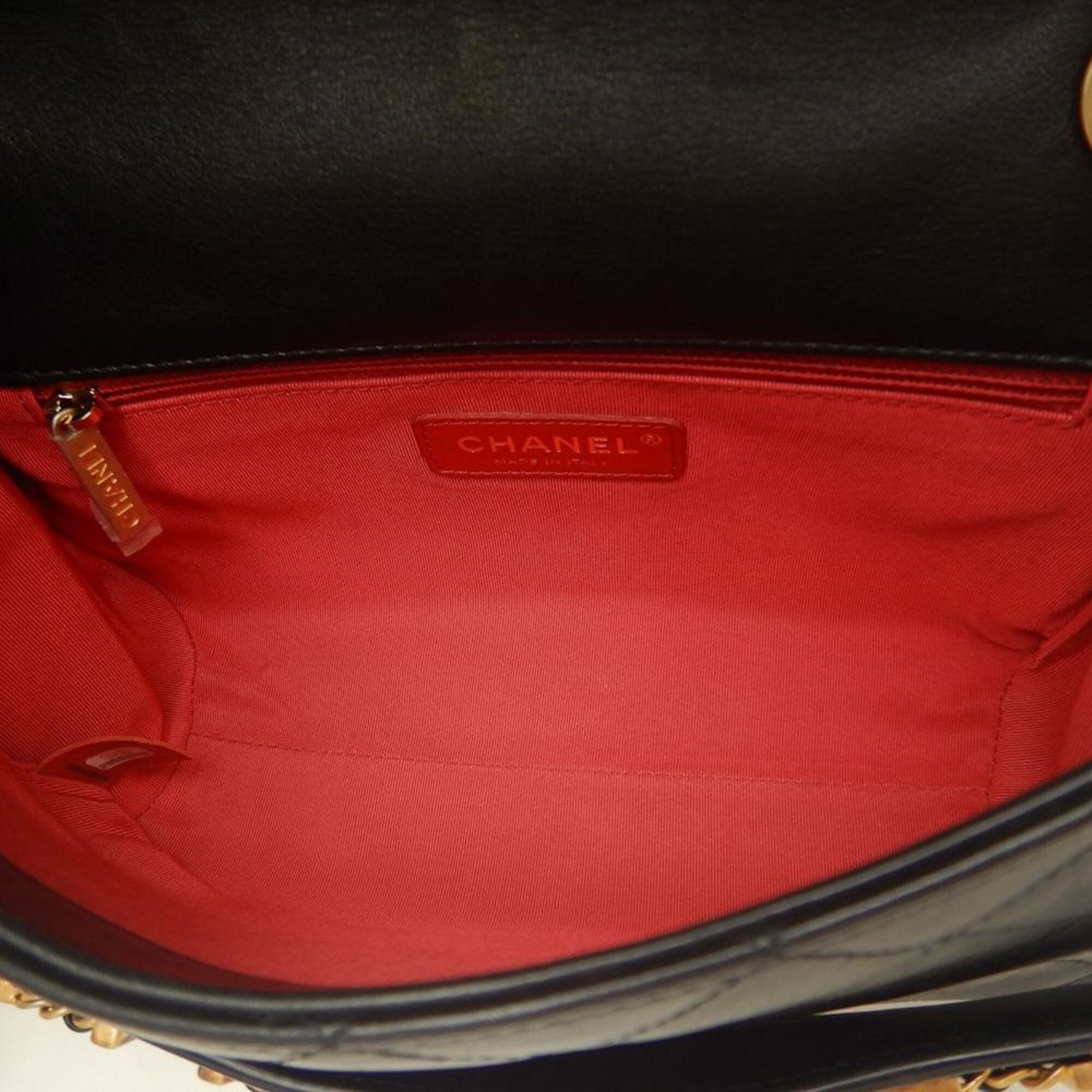 Chanel Black Leather Shoulder Bag (Pre-Owned)
