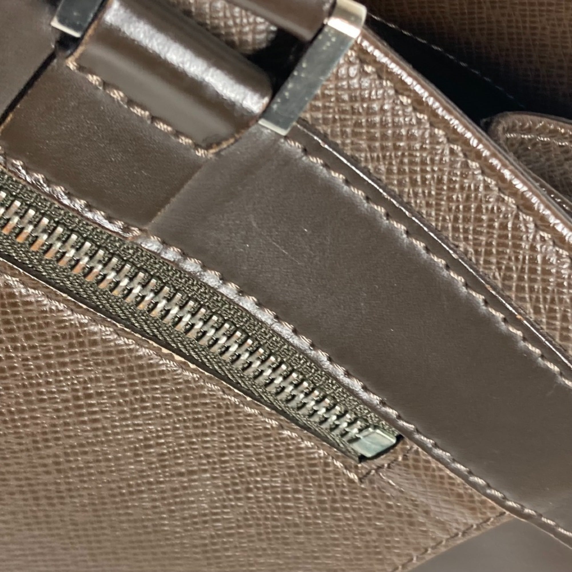 Louis Vuitton Brown Taiga Leather Handbag Tote Bag (Pre-Owned)