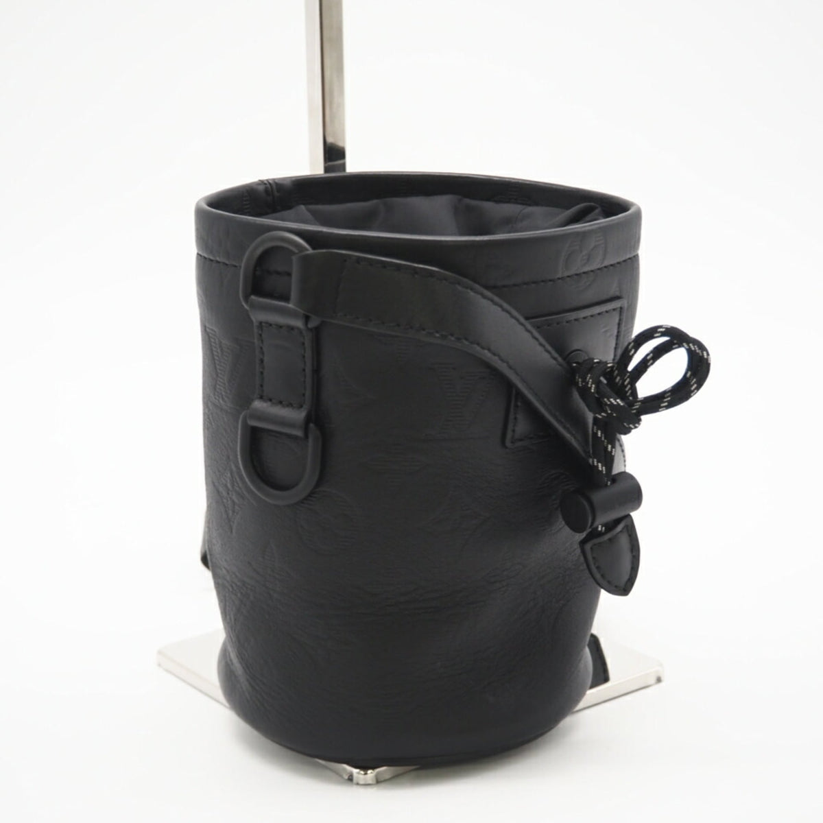 Louis Vuitton Black Leather Shoulder Bag (Pre-Owned)