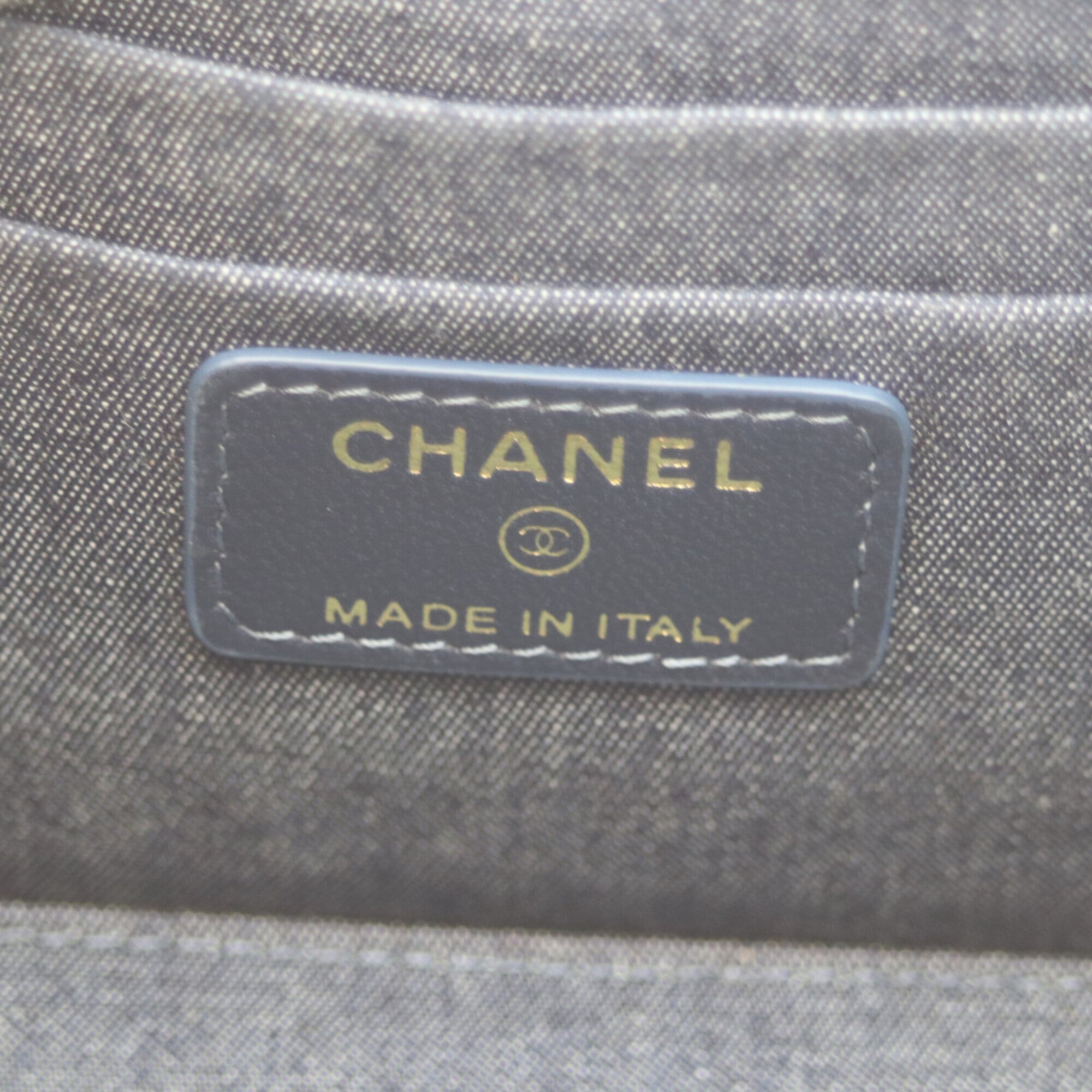 Chanel Black Leather Shoulder Bag (Pre-Owned)