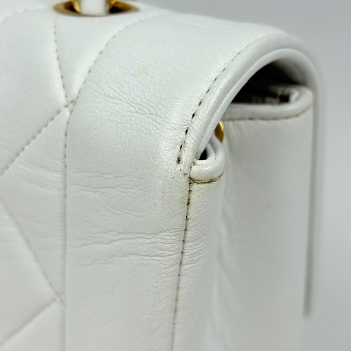 Chanel White Leather Shoulder Bag (Pre-Owned)