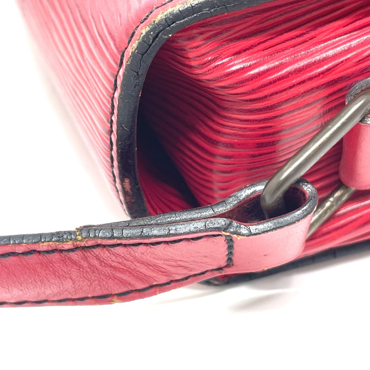 Louis Vuitton Red Leather Shoulder Bag (Pre-Owned)