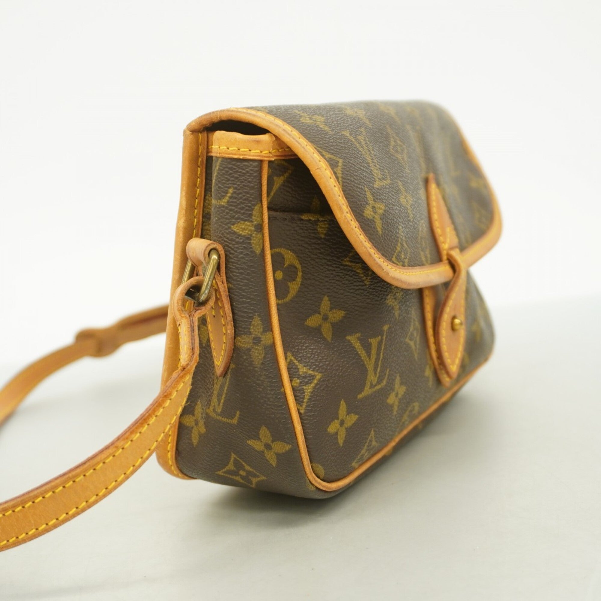 Louis Vuitton Brown Shoulder Bag (Pre-Owned)