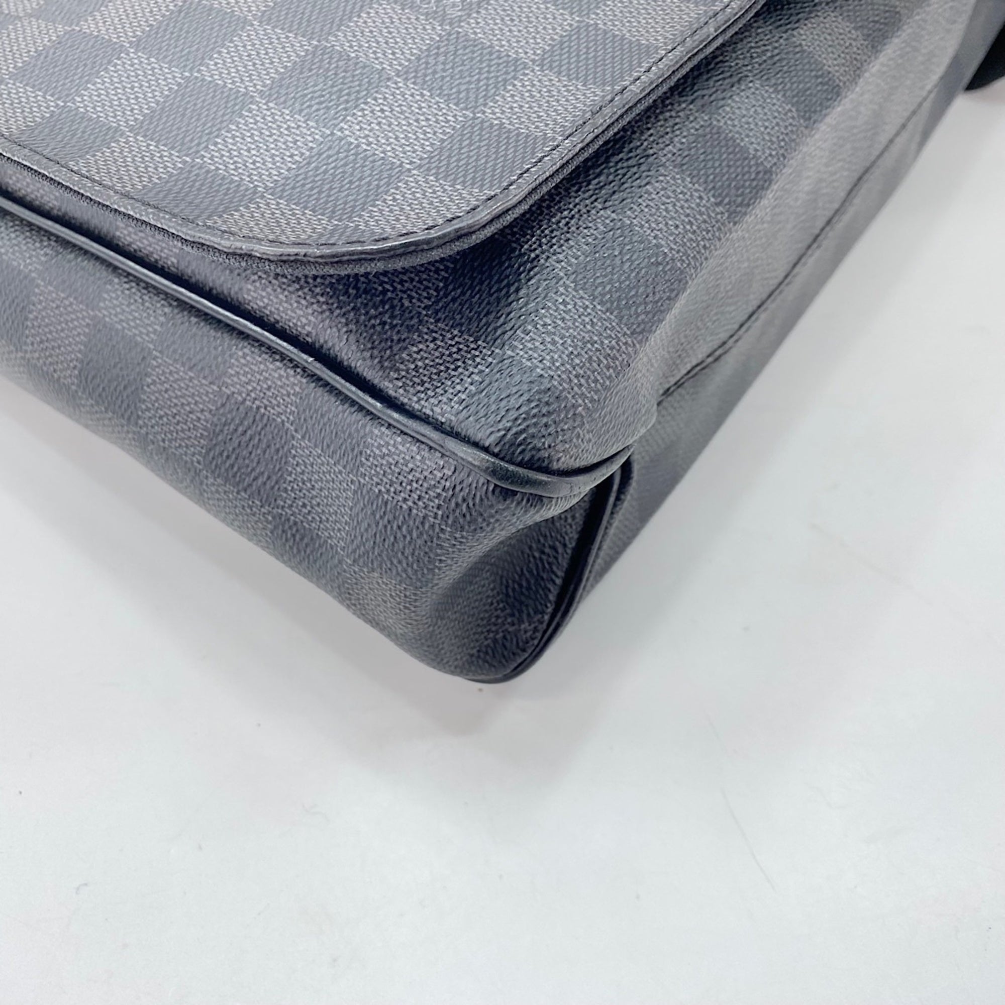 Louis Vuitton Black Shoulder Bag (Pre-Owned)