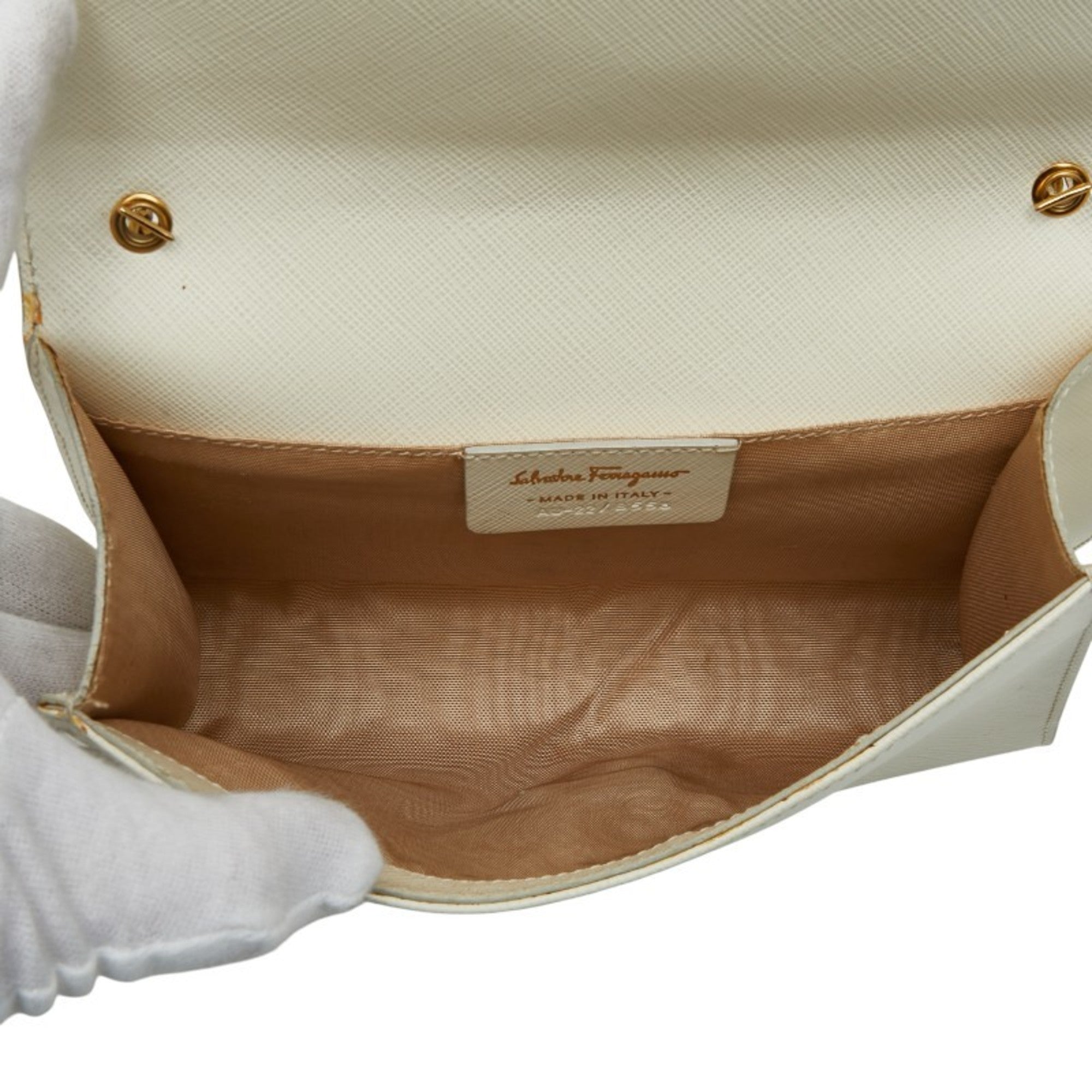 Salvatore Ferragamo Off-White White Leather Shoulder Bag (Pre-Owned)