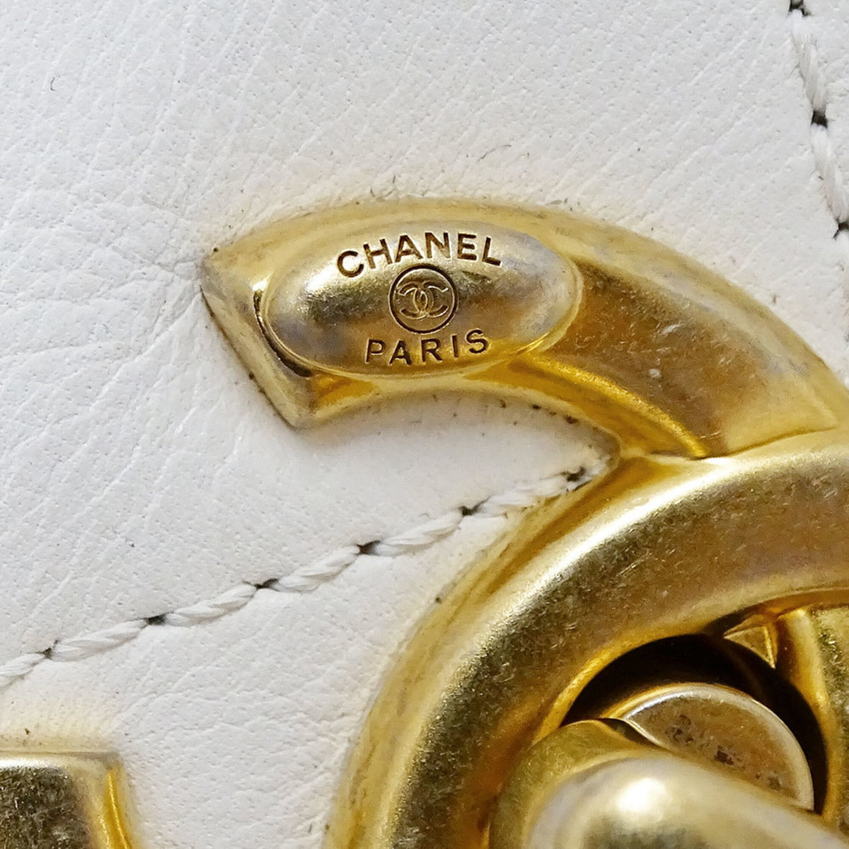 Chanel White Leather Shoulder Bag (Pre-Owned)