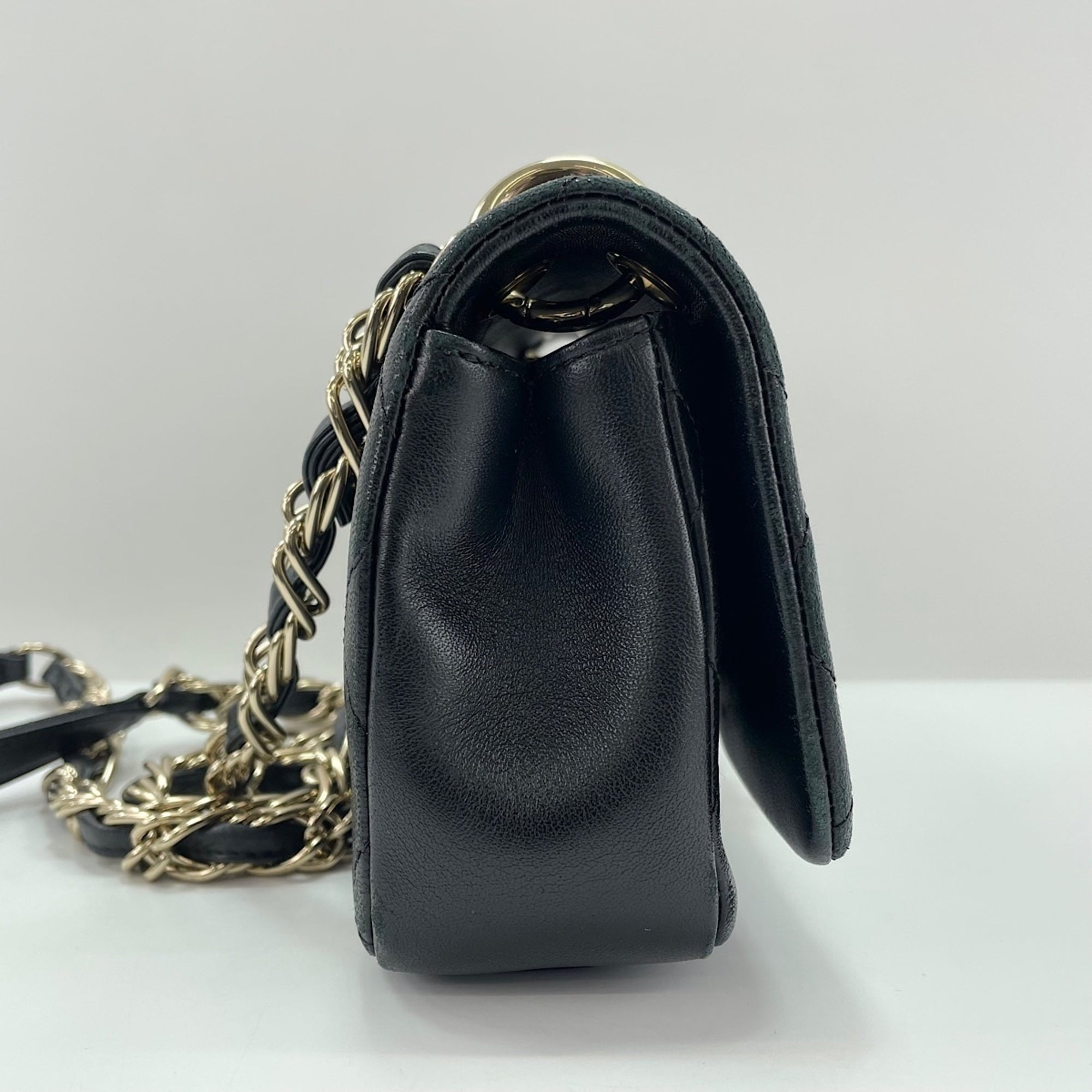 Chanel Black Shoulder Bag (Pre-Owned)