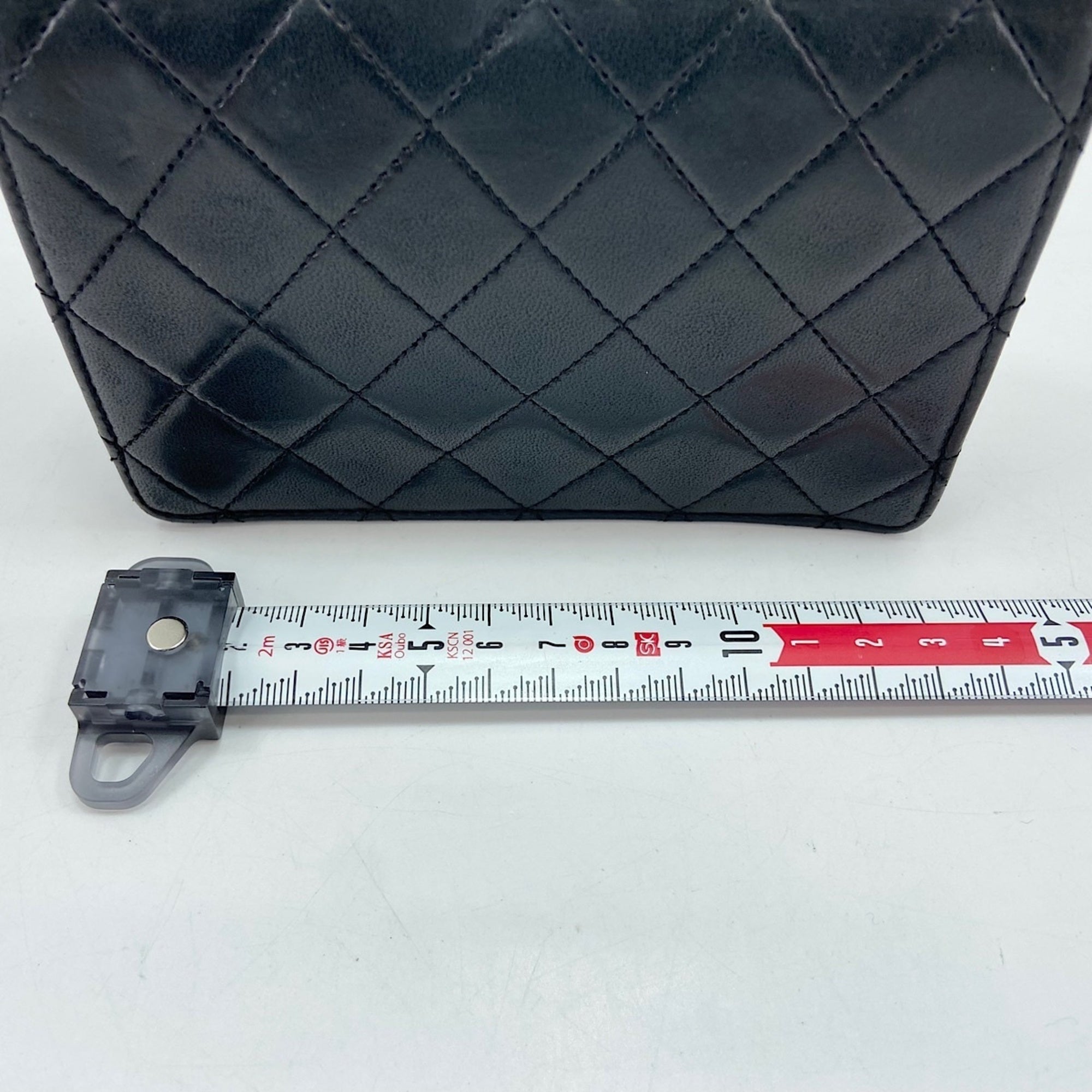 Chanel Black Leather Shoulder Bag (Pre-Owned)