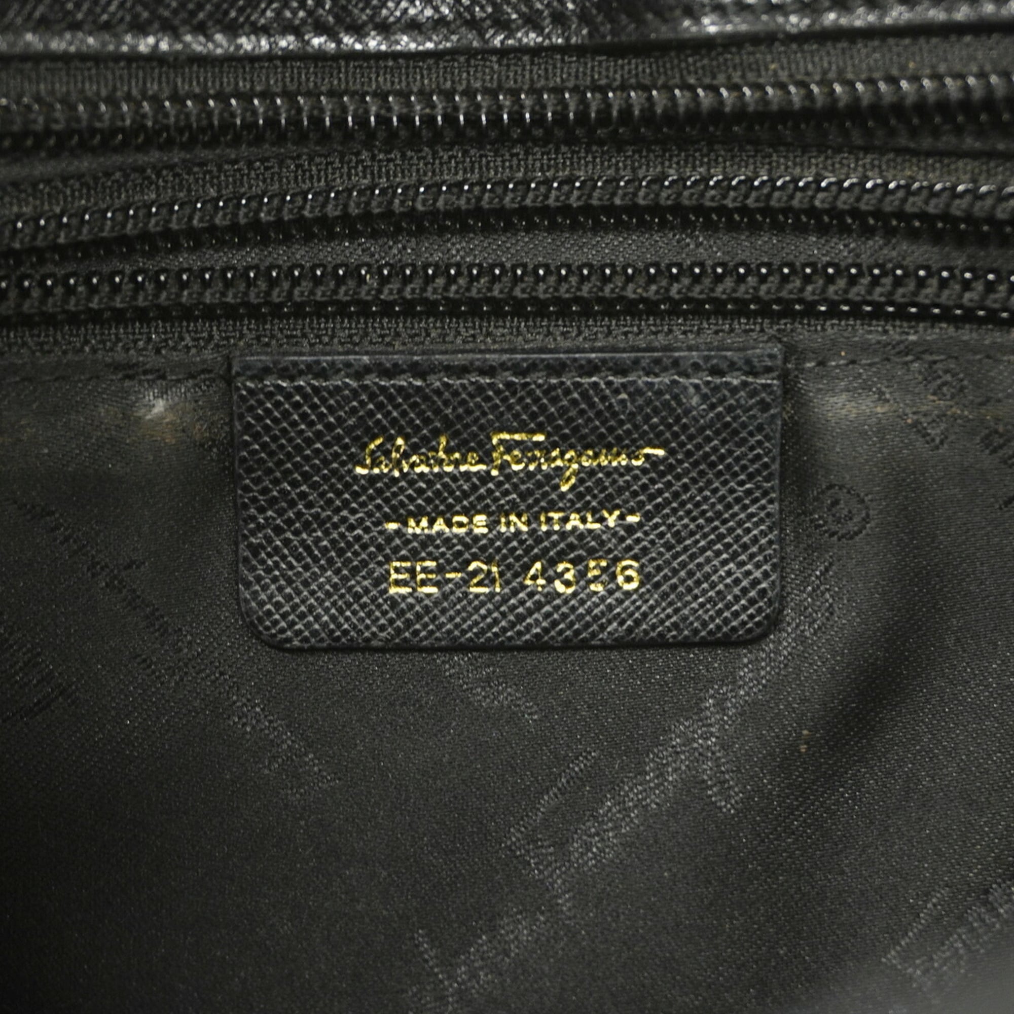 Salvatore Ferragamo Black Leather Shoulder Bag (Pre-Owned)