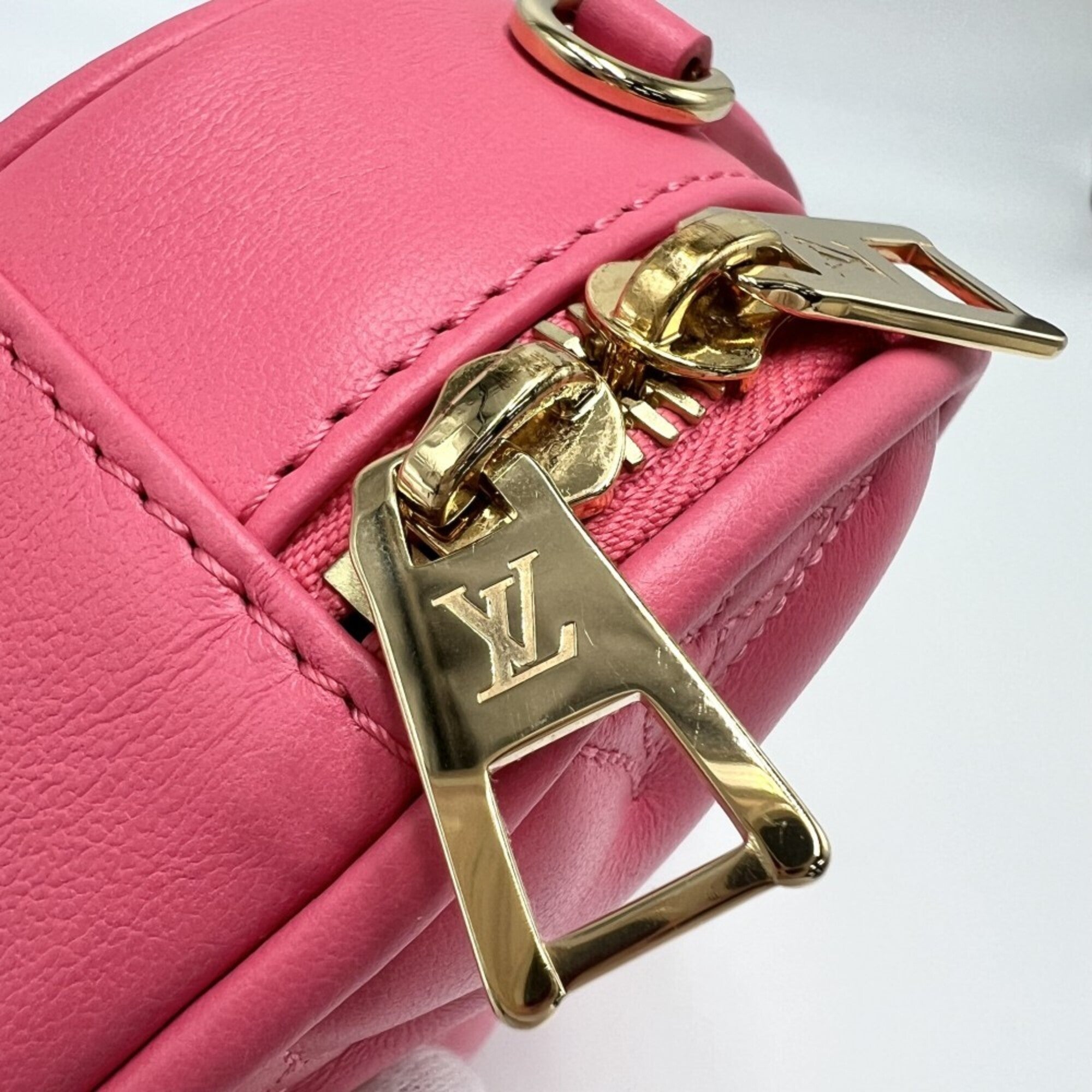 Louis Vuitton Pink Leather Pouch Shoulder Bag (Pre-Owned)