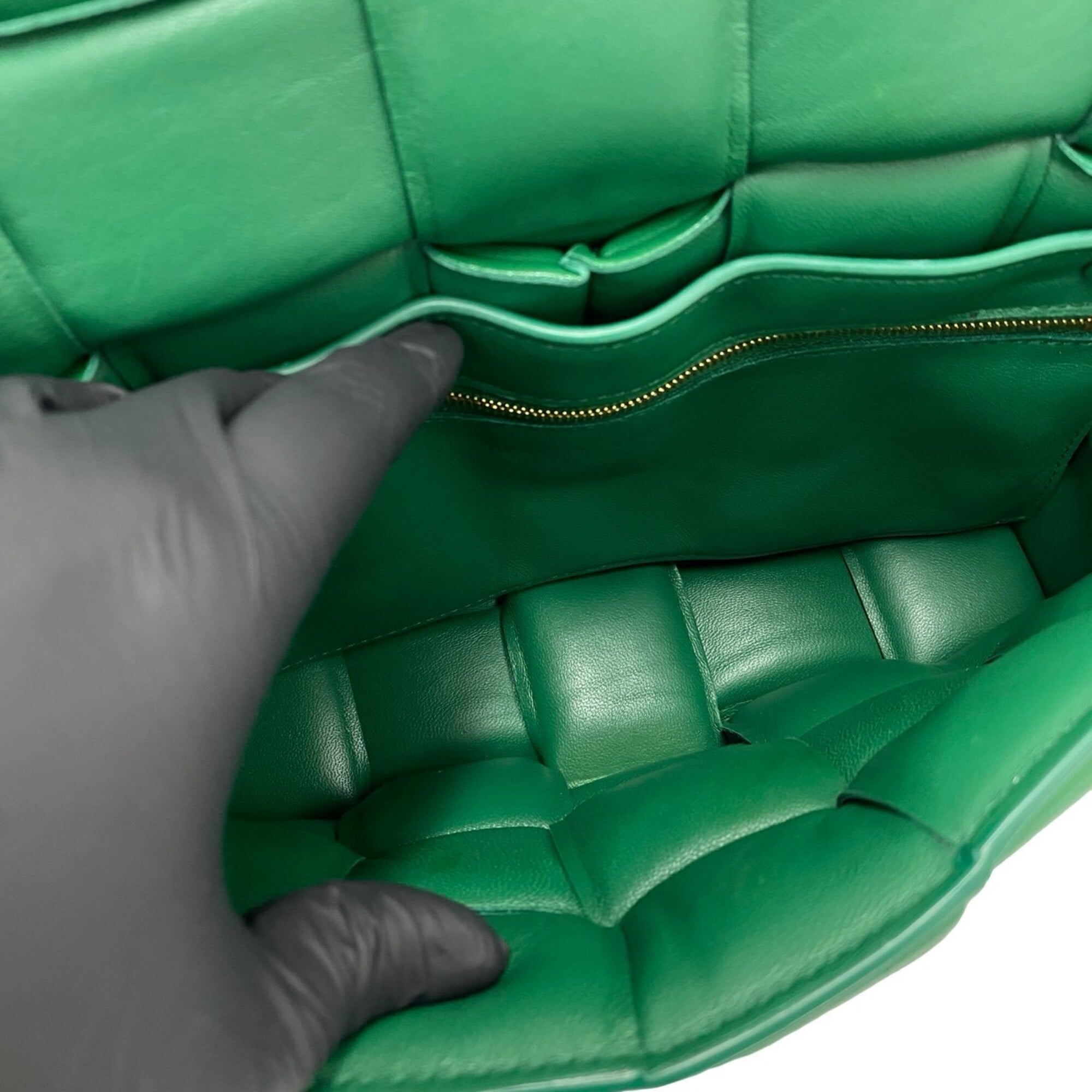 Bottega Veneta Green Leather Pochette Shoulder Bag (Pre-Owned)