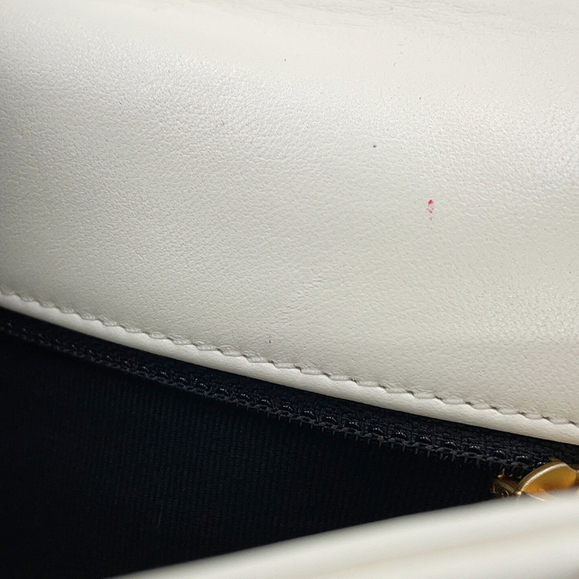 Chanel White Leather Shoulder Bag (Pre-Owned)