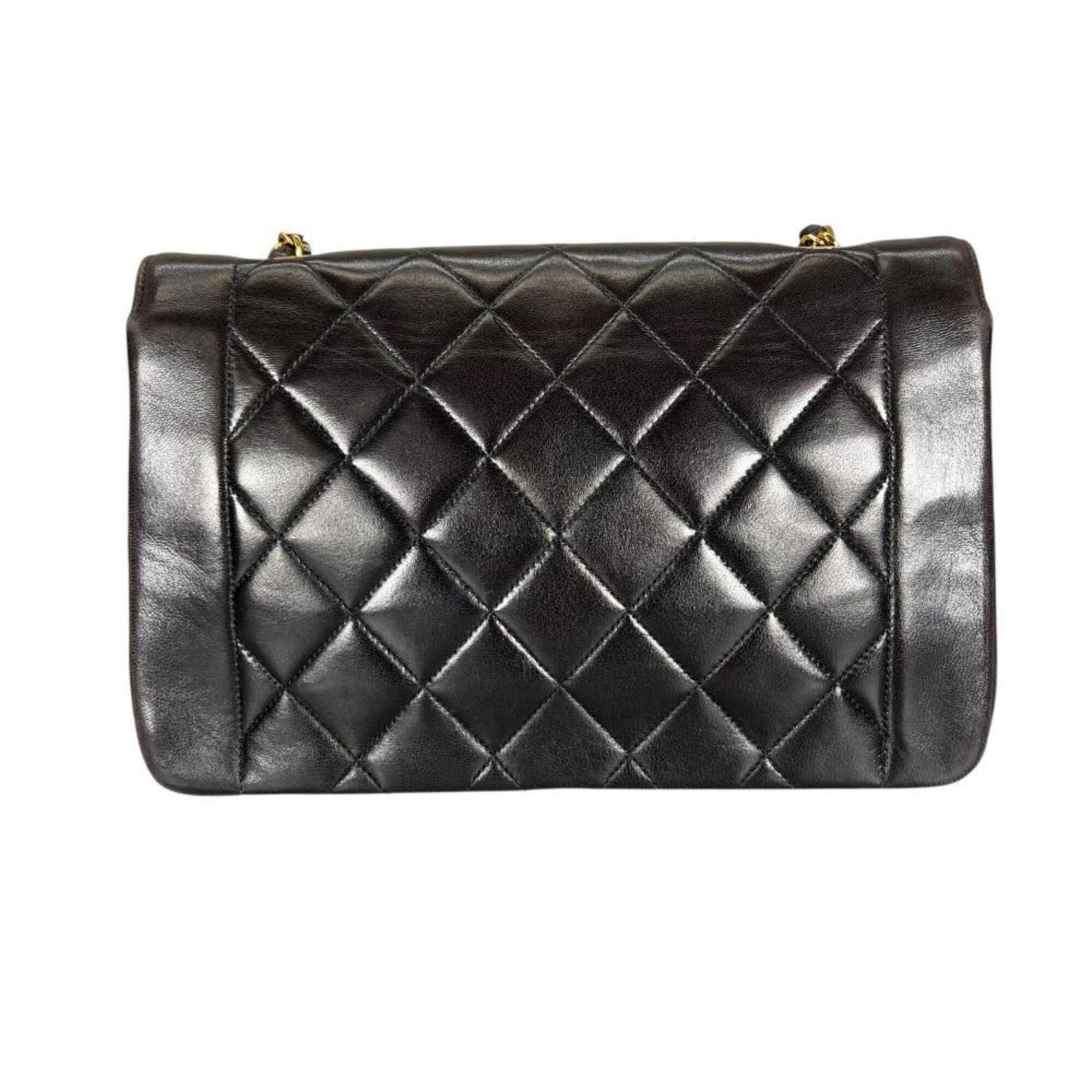 Chanel Black Leather Shoulder Bag (Pre-Owned)