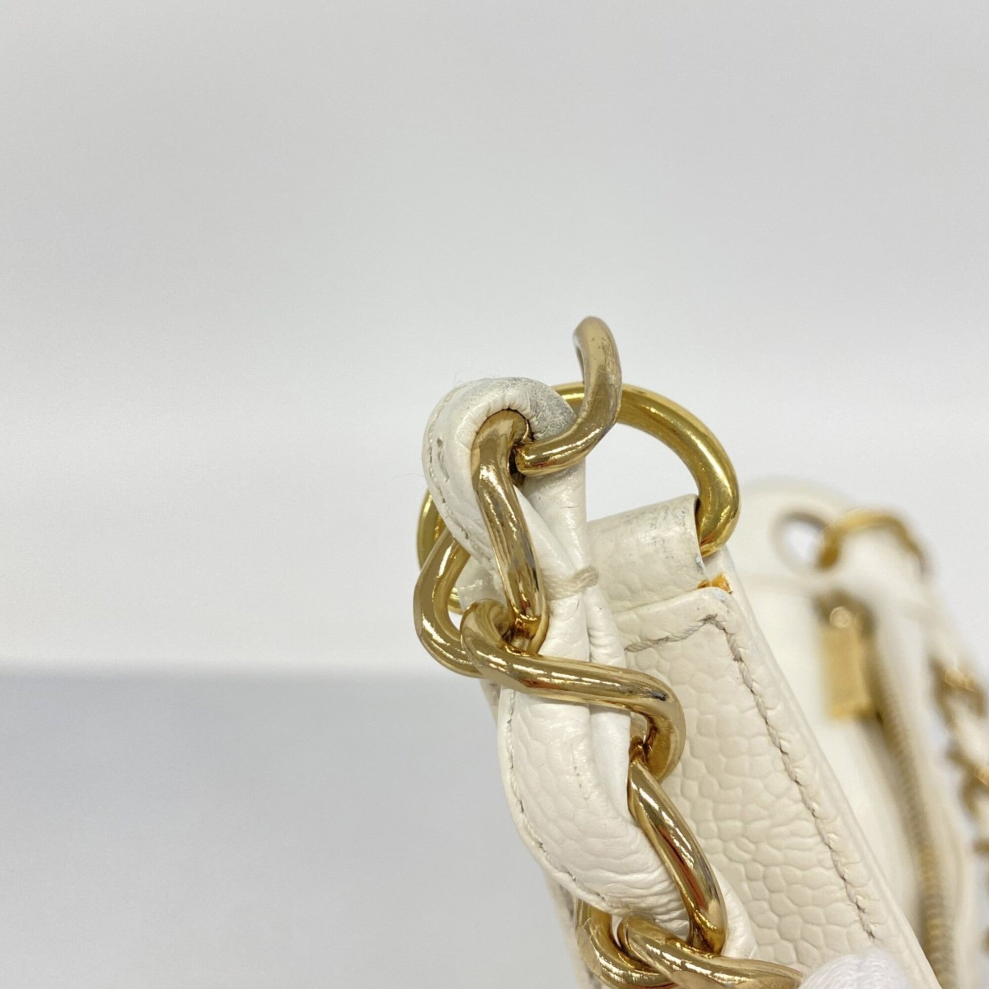 Chanel White Grained Calfskin Shoulder Bag (Pre-Owned)