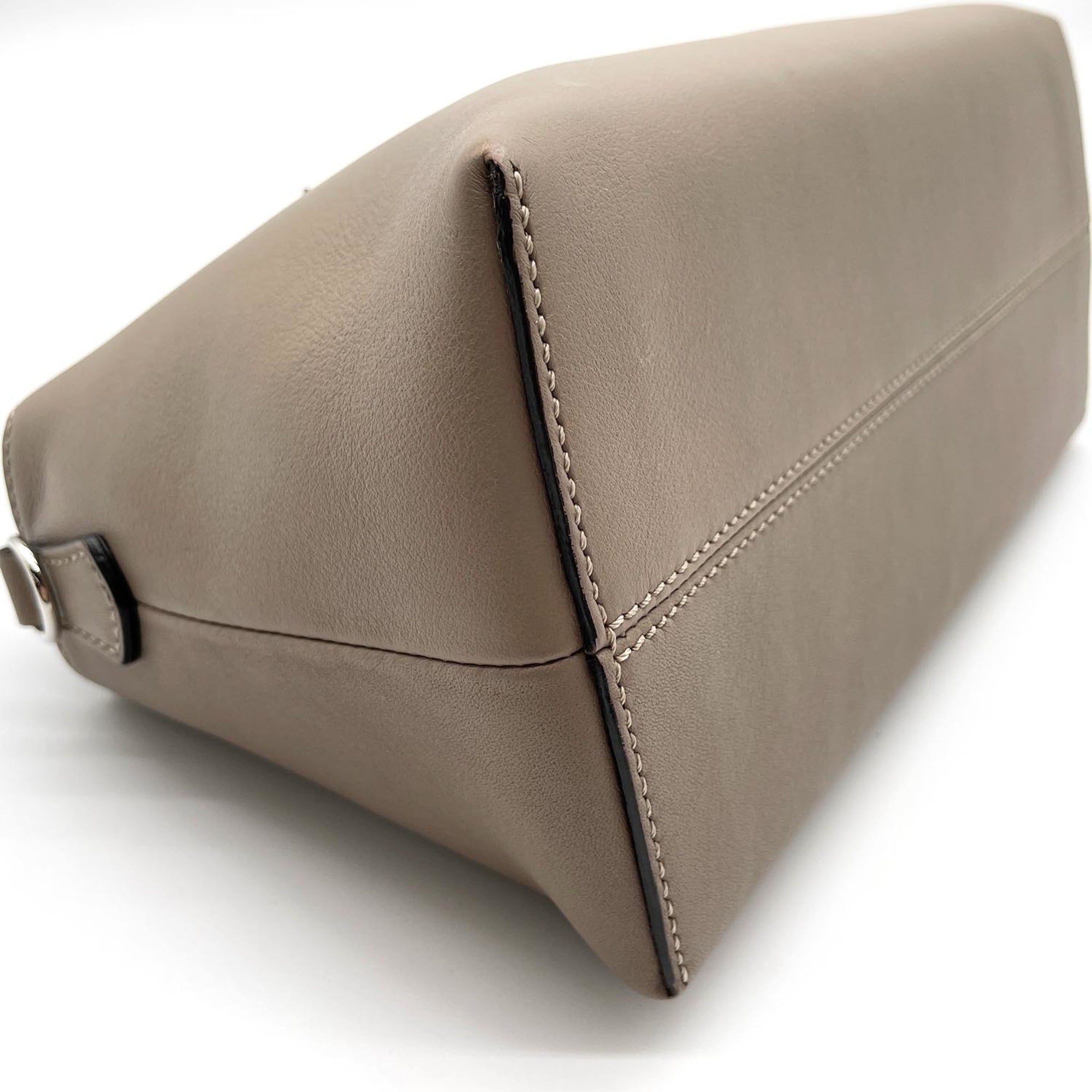 Fendi Beige Leather Shoulder Bag (Pre-Owned)