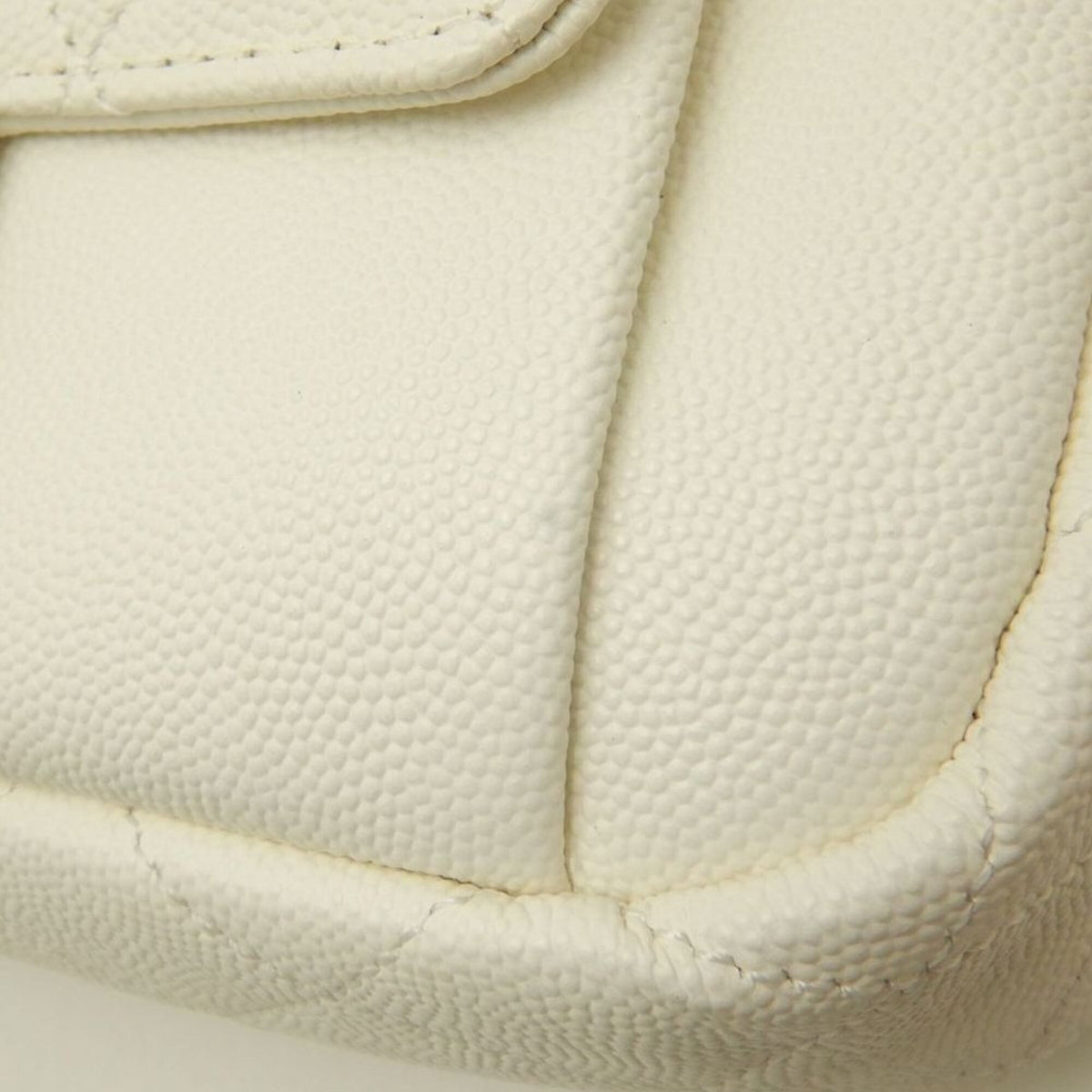 Chanel White Grained Calfskin Shoulder Bag (Pre-Owned)