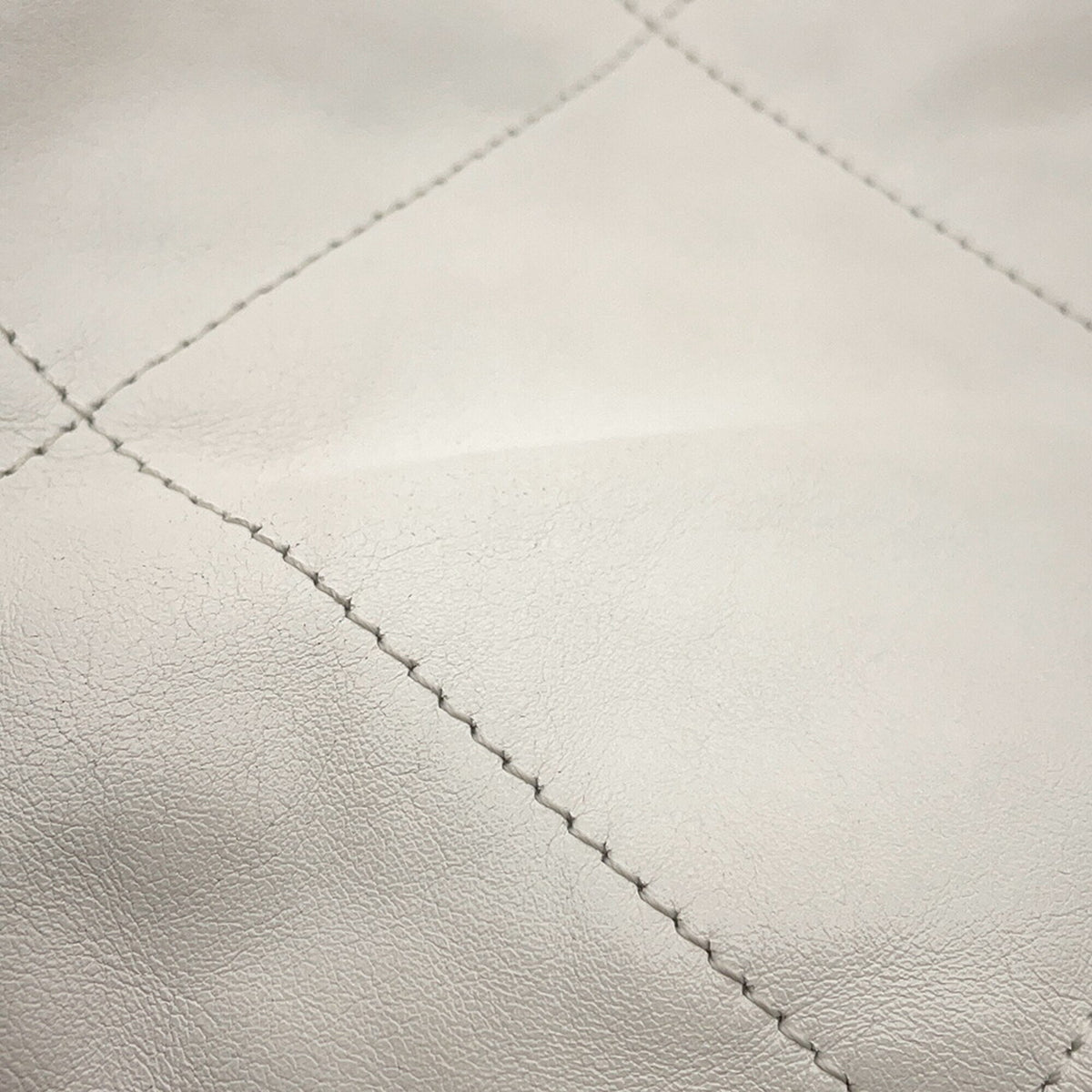 Chanel White Leather Handbag (Pre-Owned)