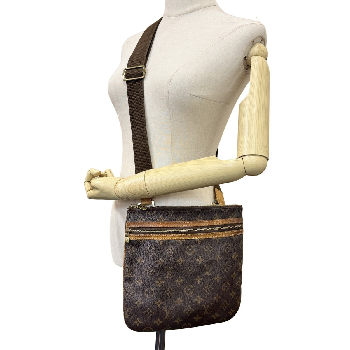 Louis Vuitton Brown Monogram Pochette Shoulder Bag (Pre-Owned)