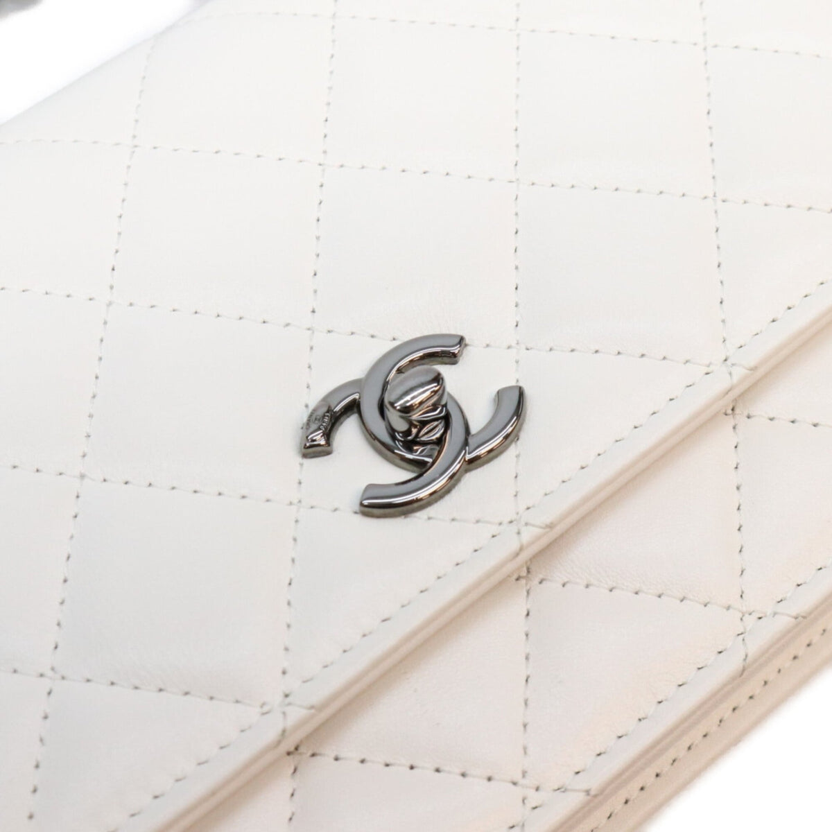 Chanel White Shoulder Bag (Pre-Owned)