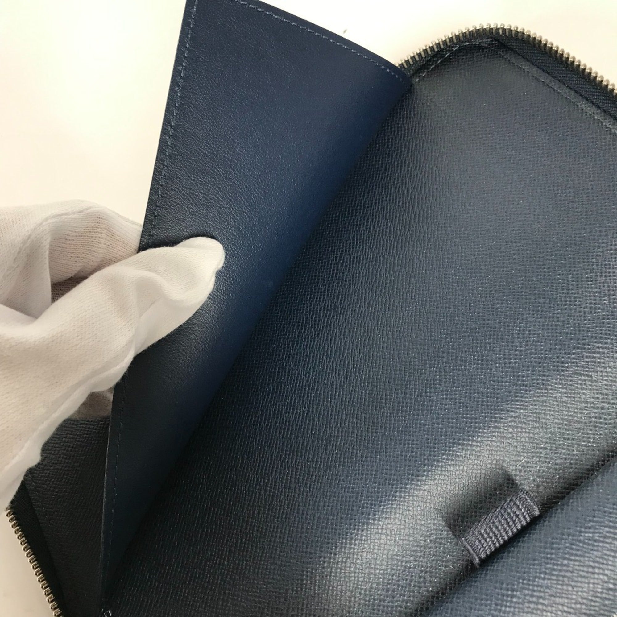 Louis Vuitton Taiga Blue Taiga Leather Long Wallet (Bi-Fold) (Pre-Owned)
