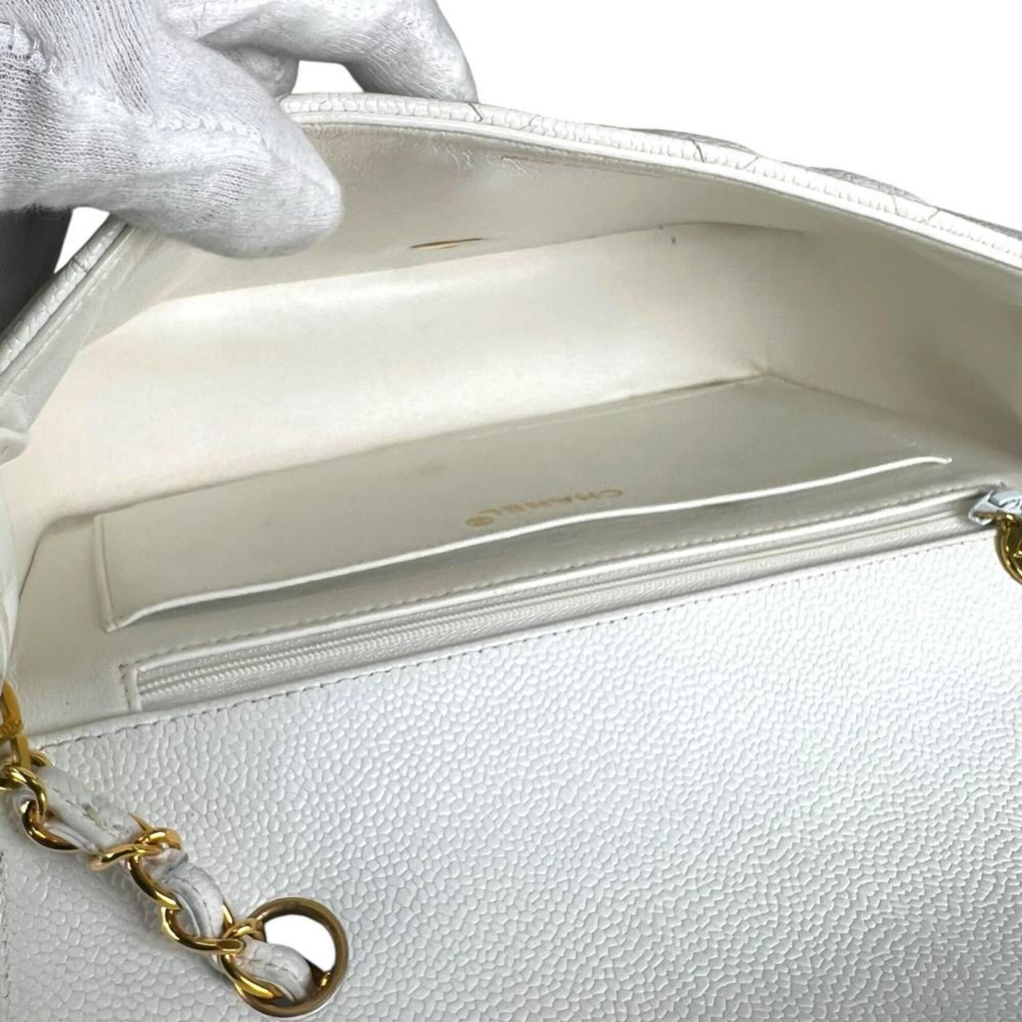 Chanel White Grained Calfskin Shoulder Bag (Pre-Owned)