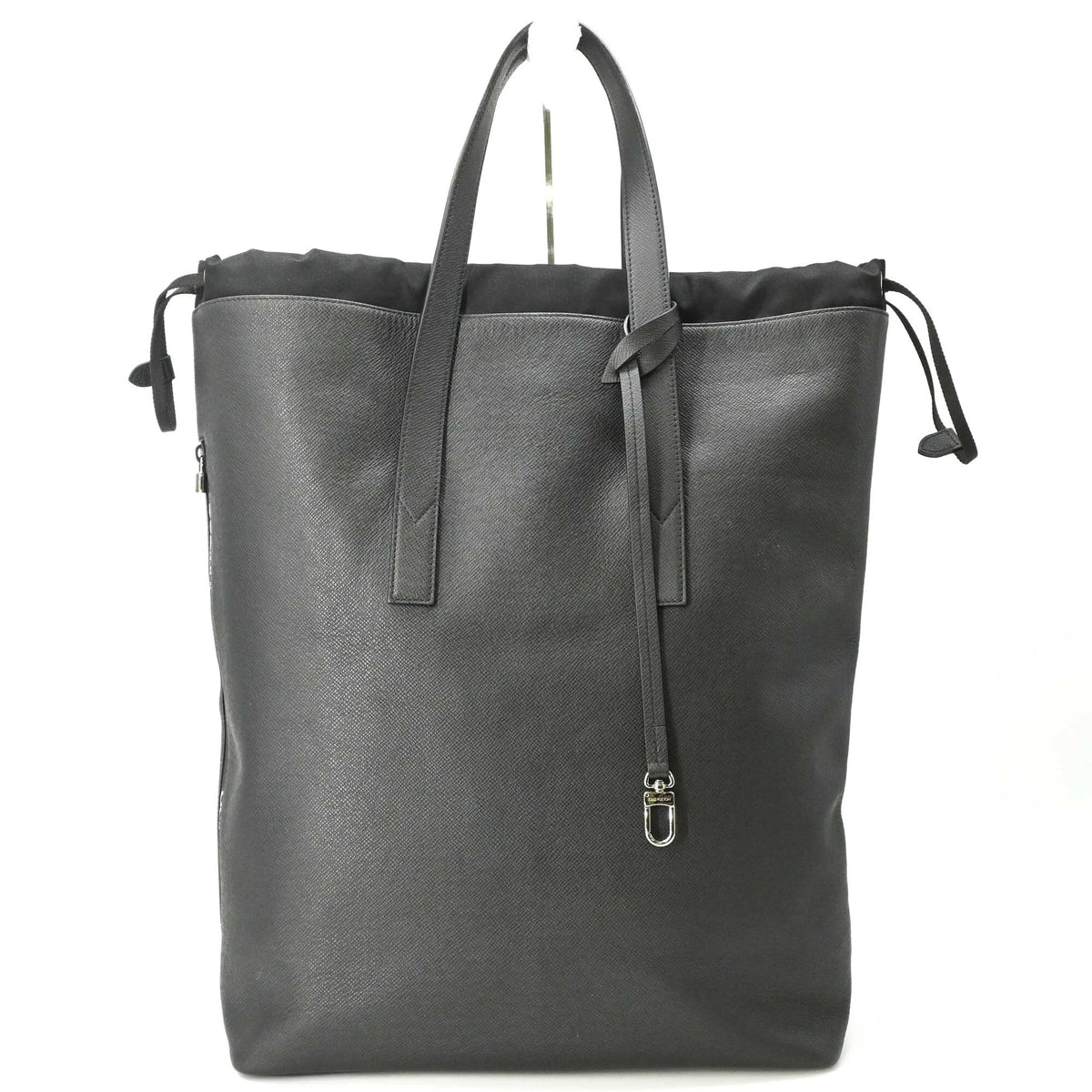 Louis Vuitton Black Taiga Leather Leather Pouch Tote Bag (Pre-Owned)