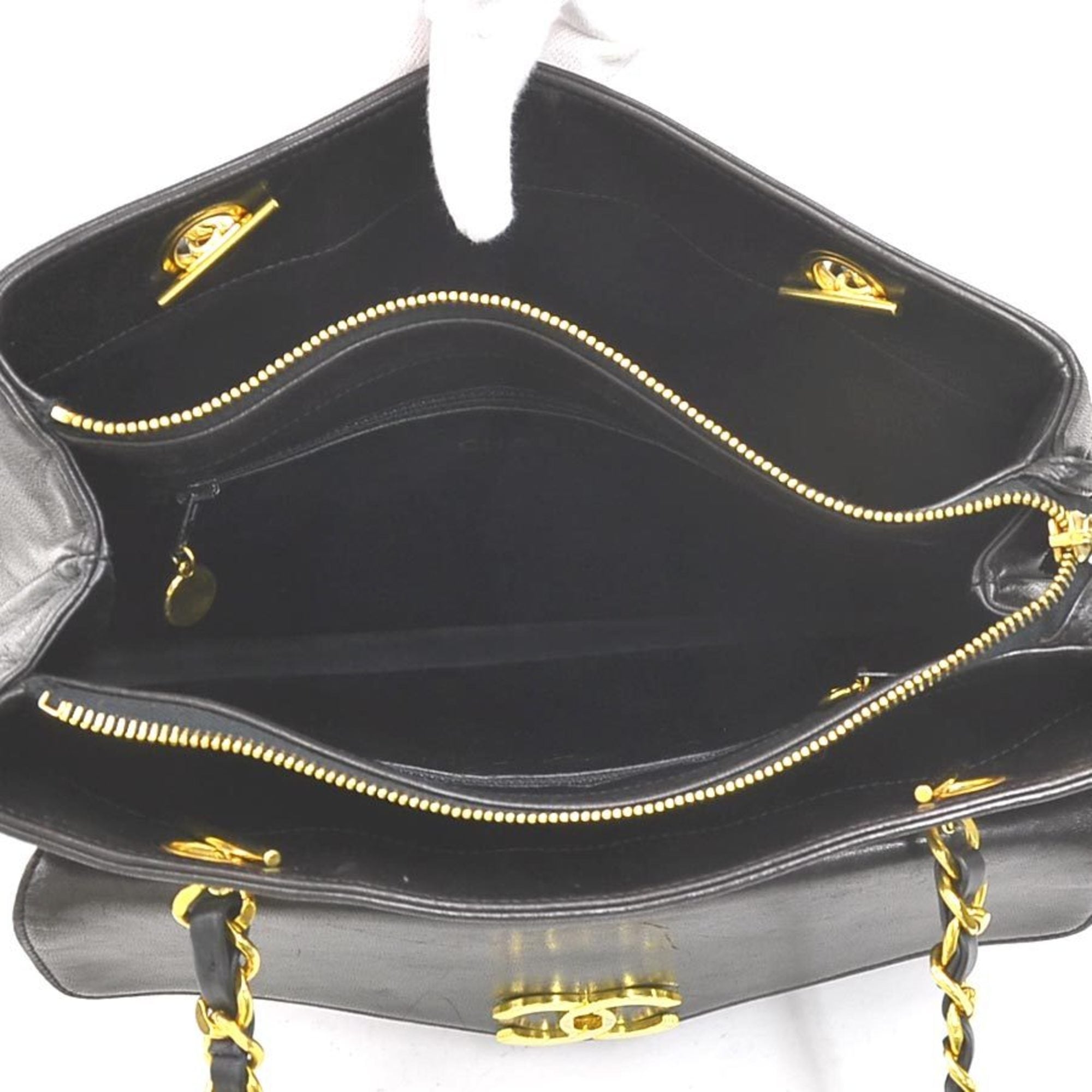 Chanel Black Leather Shoulder Bag (Pre-Owned)