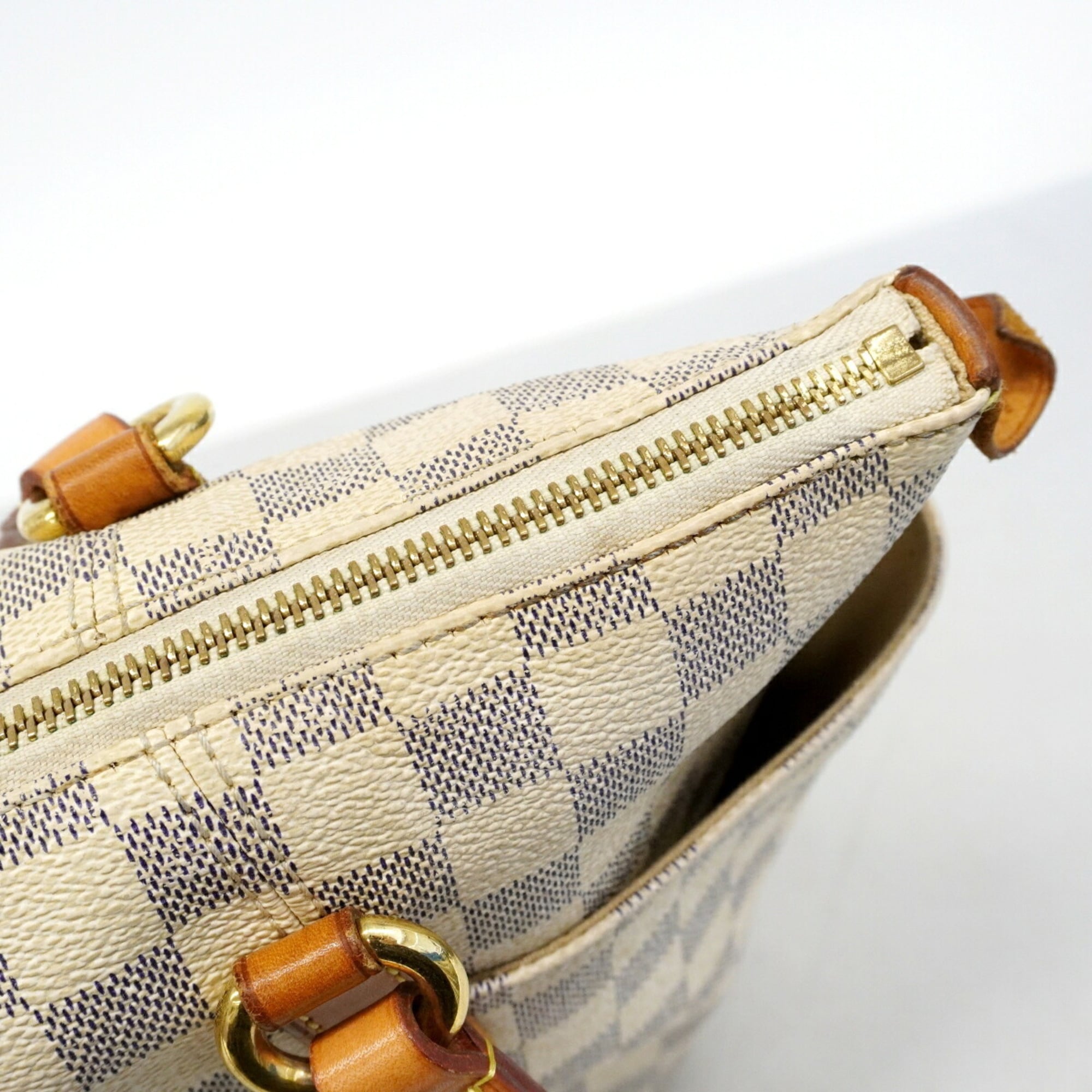 Louis Vuitton White Tote Bag (Pre-Owned)