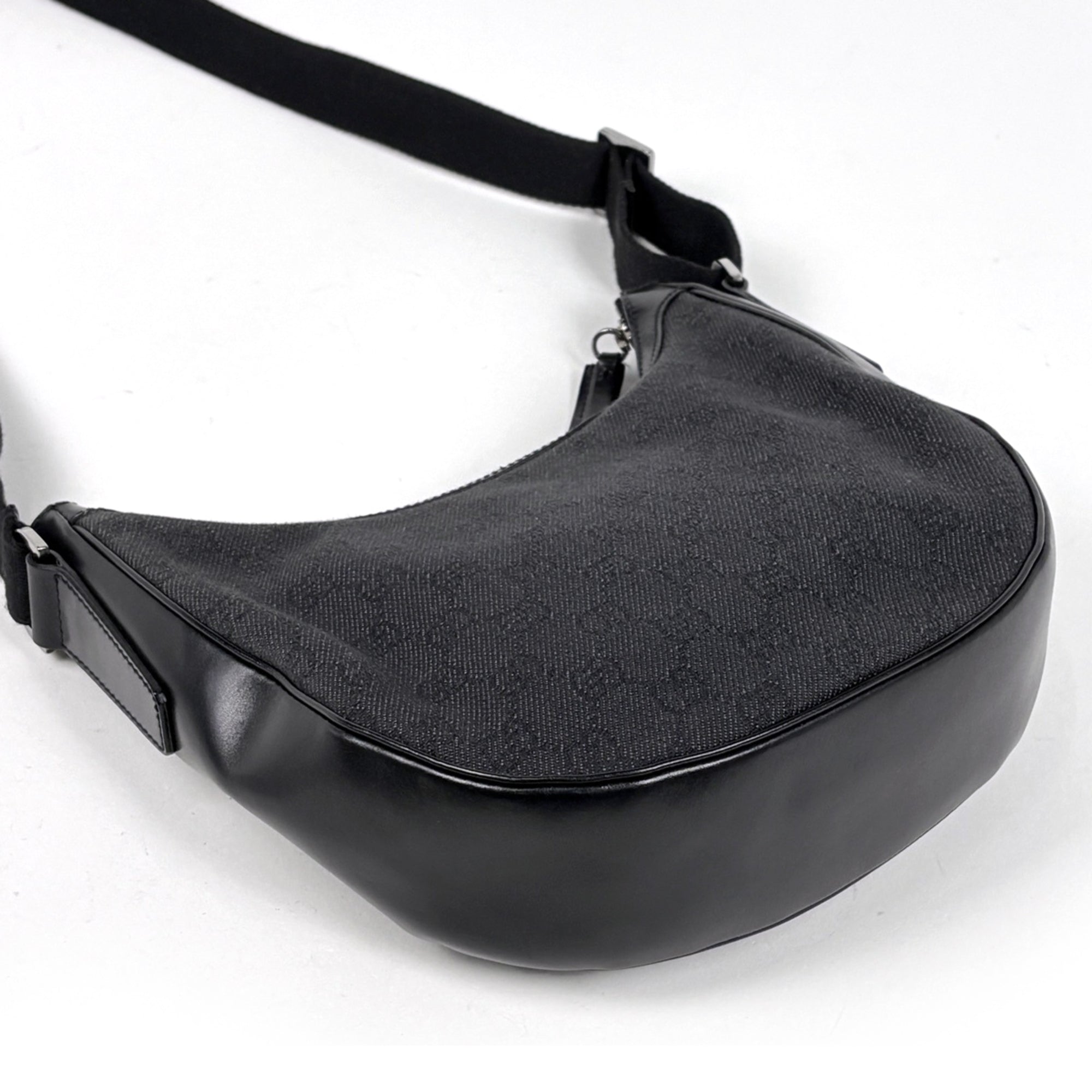 Gucci Black Gg Canvas Shoulder Bag (Pre-Owned)