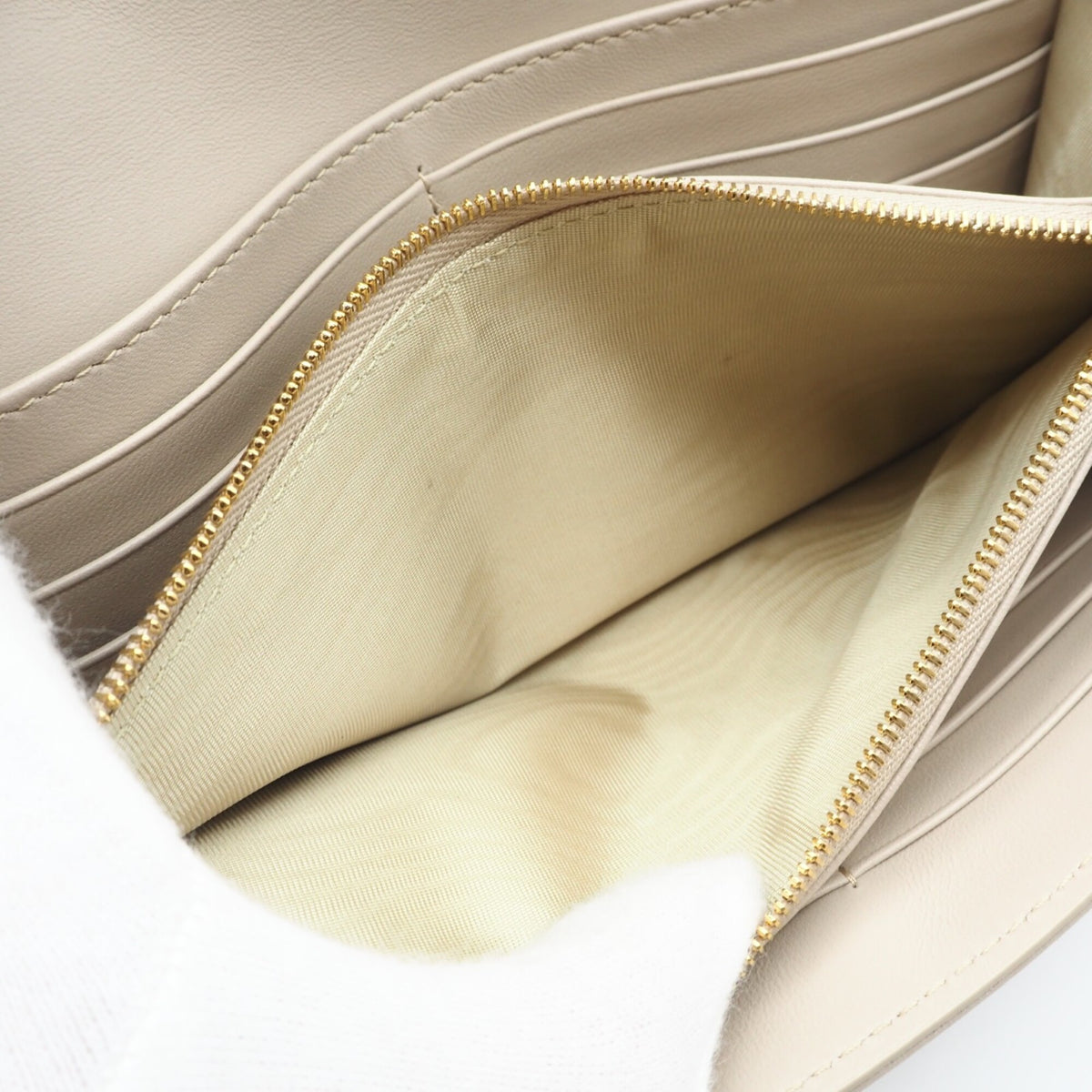 Christian Dior Beige Leather Long Wallet (Bi-Fold) (Pre-Owned)