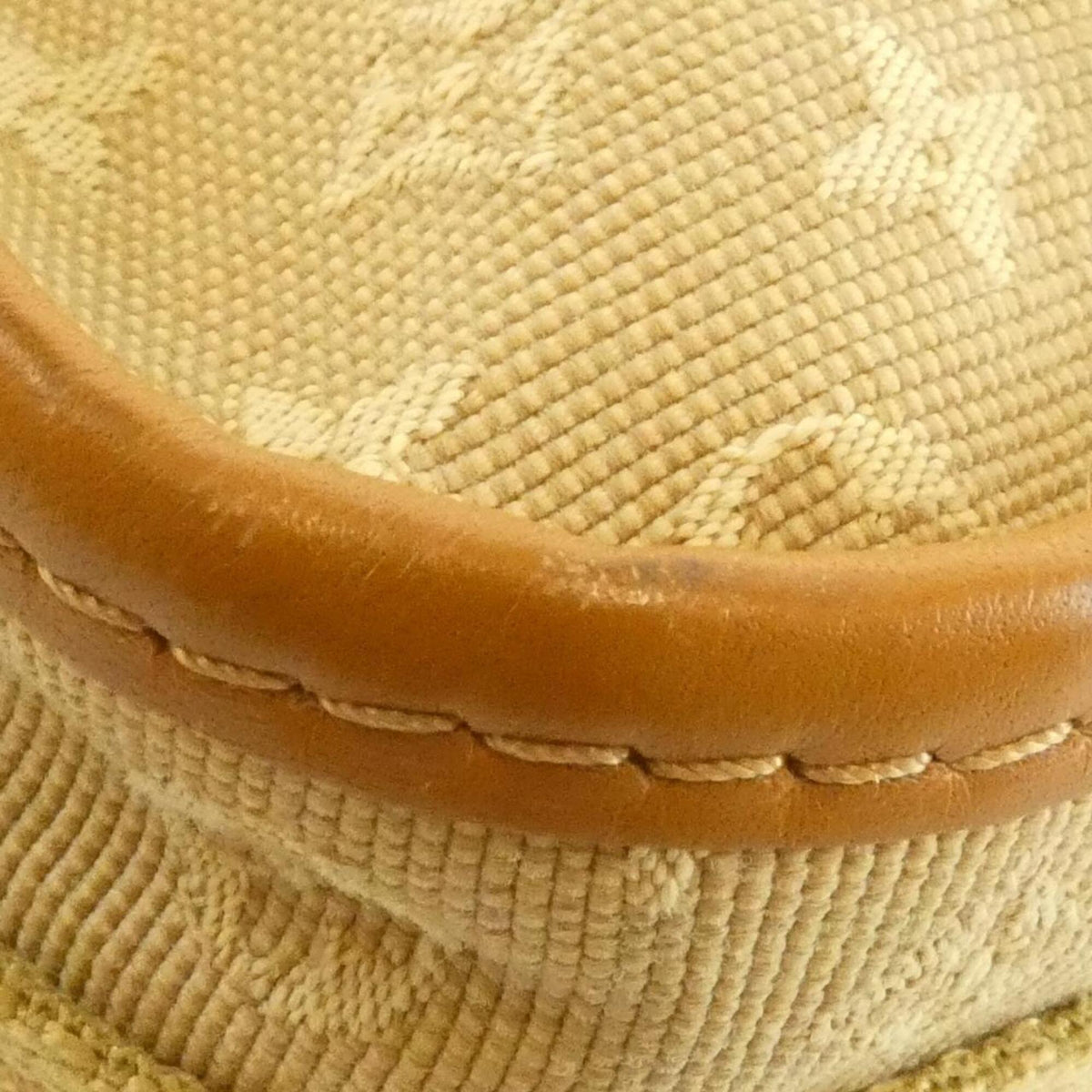 Louis Vuitton Beige Canvas Shoulder Bag (Pre-Owned)