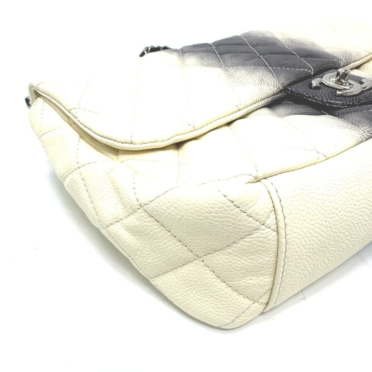 Chanel White Grained Calfskin Shoulder Bag (Pre-Owned)
