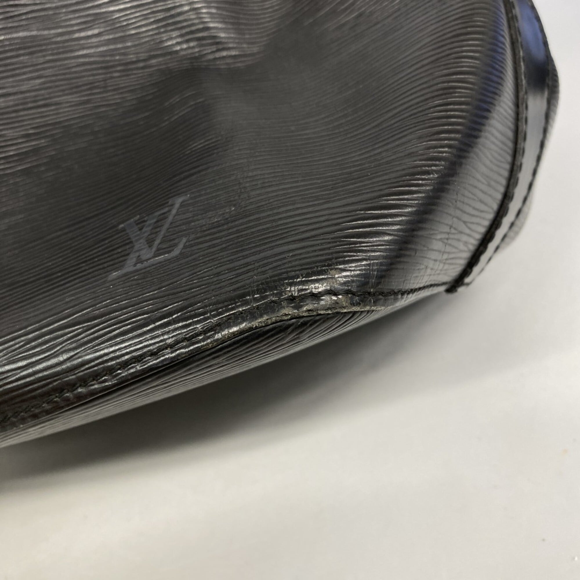 Louis Vuitton Noir Shoulder Bag (Pre-Owned)