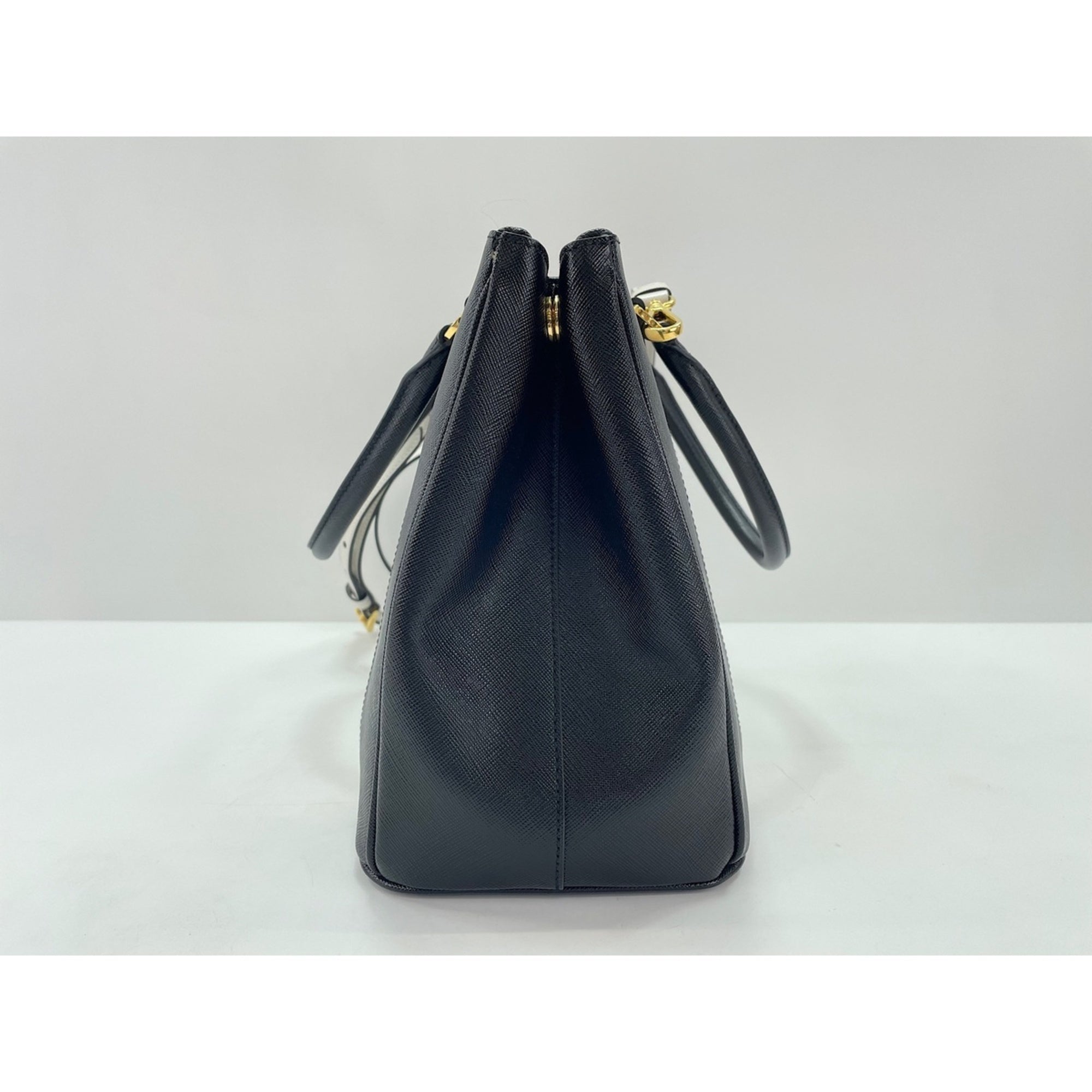 Prada White Leather Handbag (Pre-Owned)