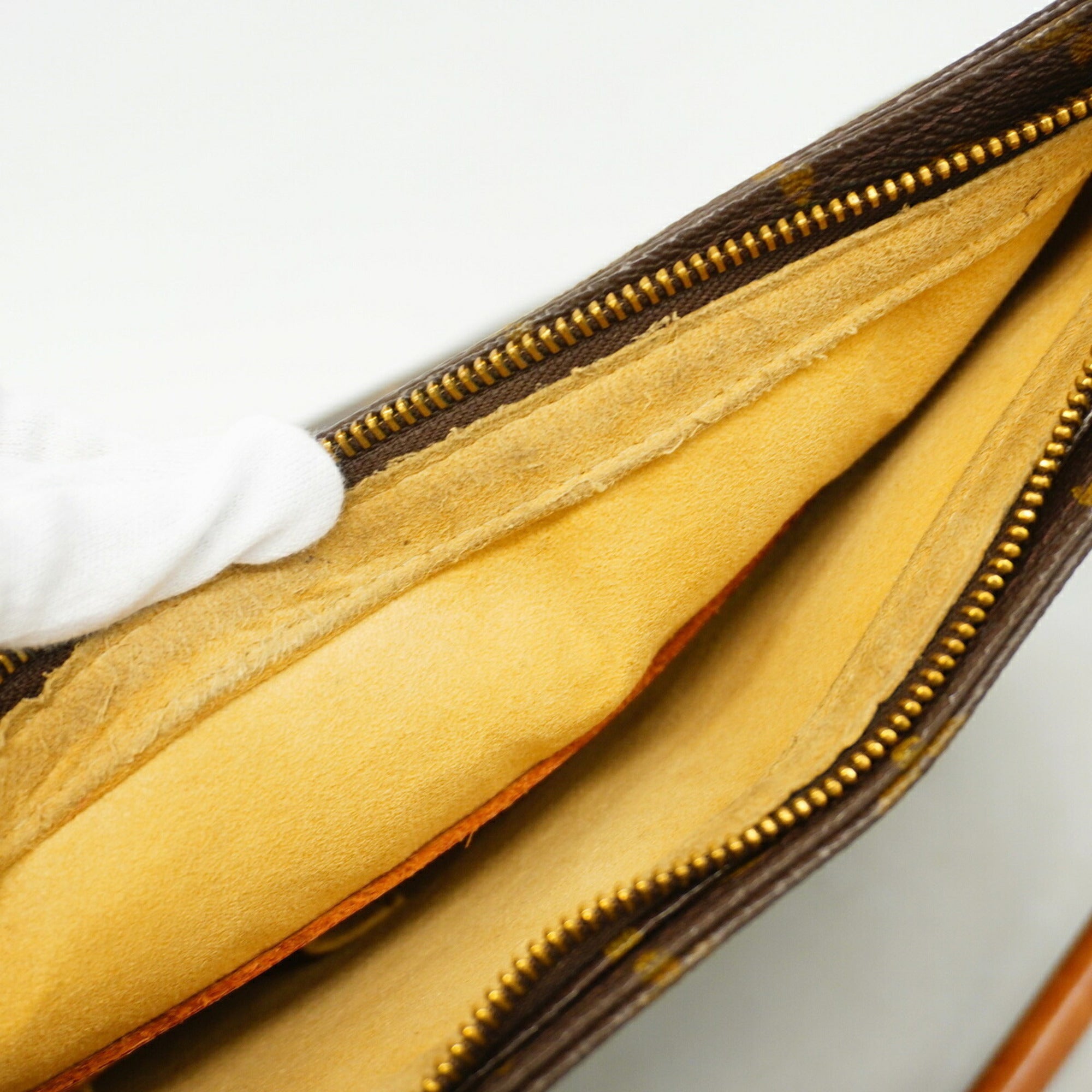 Louis Vuitton Brown Shoulder Bag (Pre-Owned)