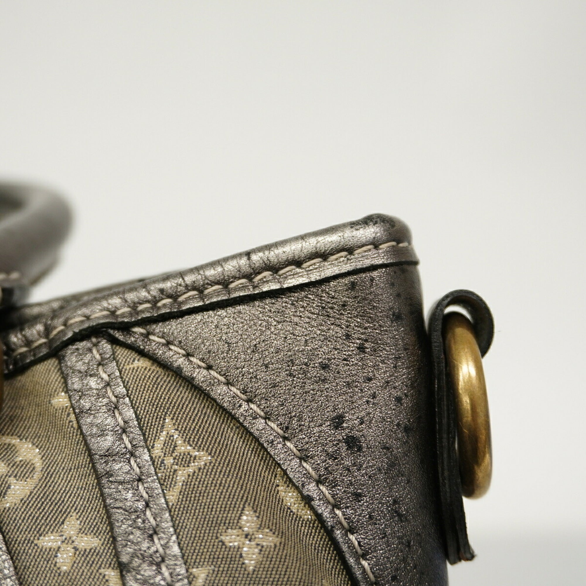 Louis Vuitton Gray Handbag (Pre-Owned)