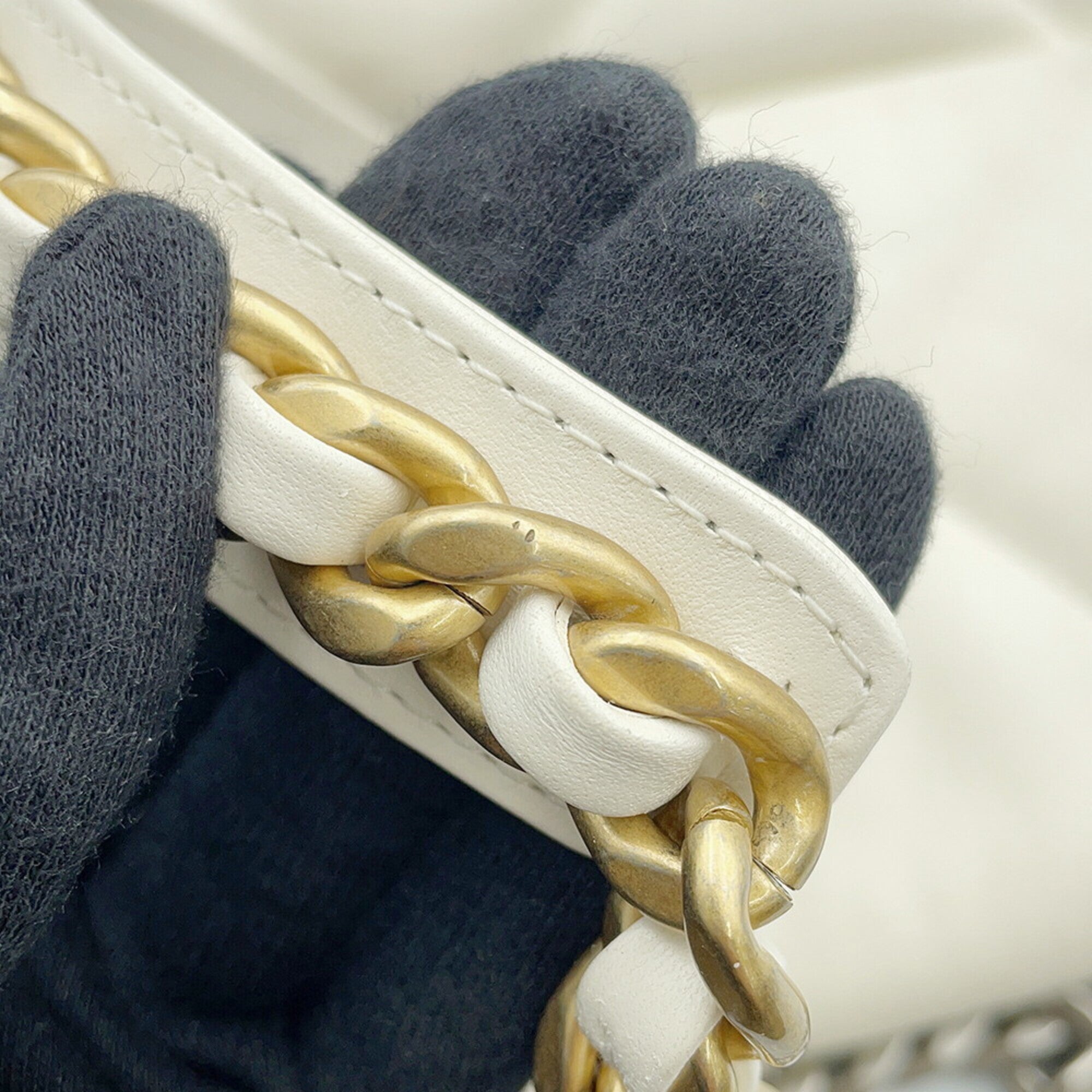 Chanel White Leather Shoulder Bag (Pre-Owned)