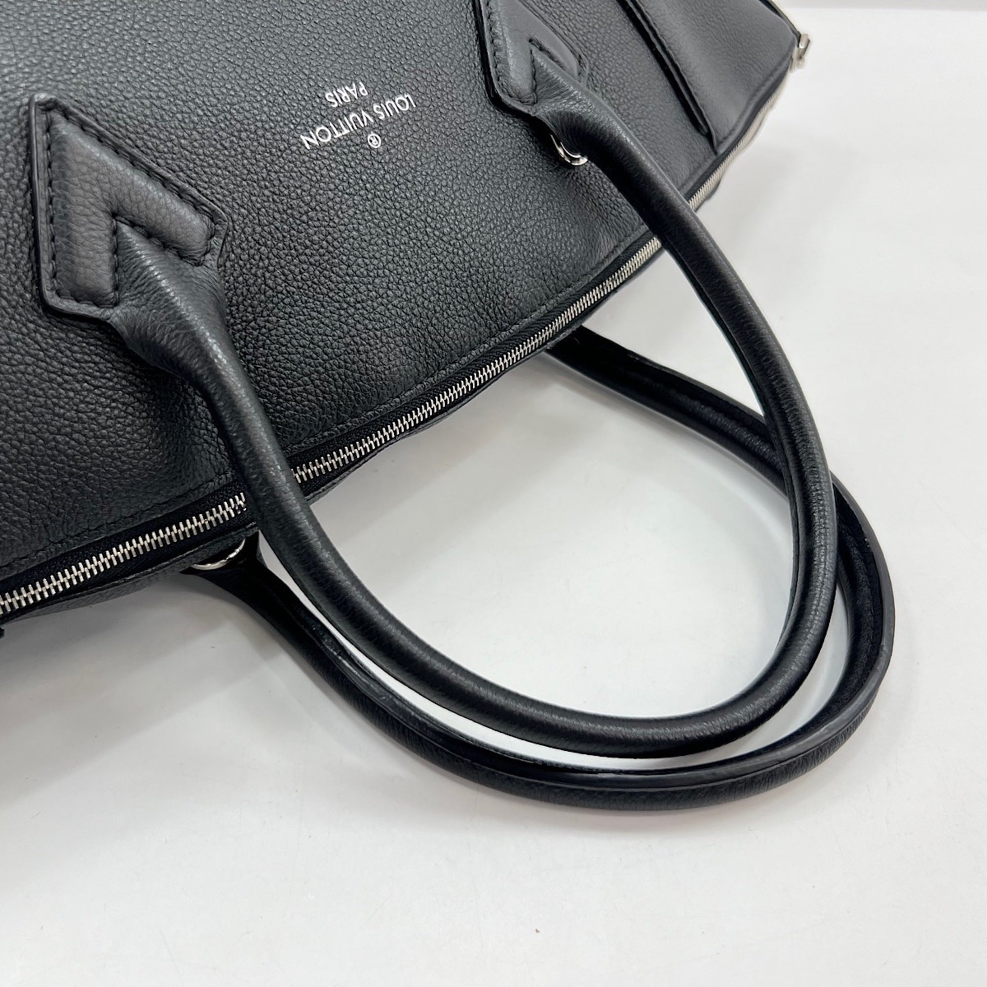 Louis Vuitton Black Handbag (Pre-Owned)