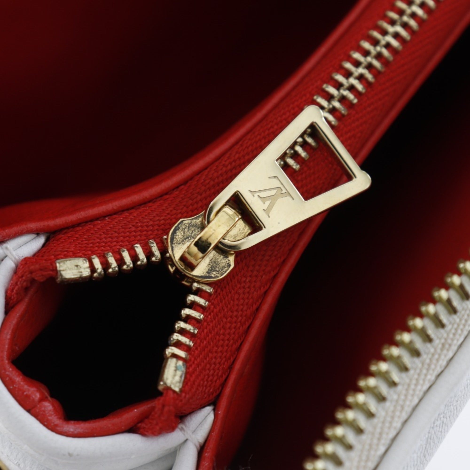 Louis Vuitton Navy Red Color White Leather Shoulder Bag (Pre-Owned)