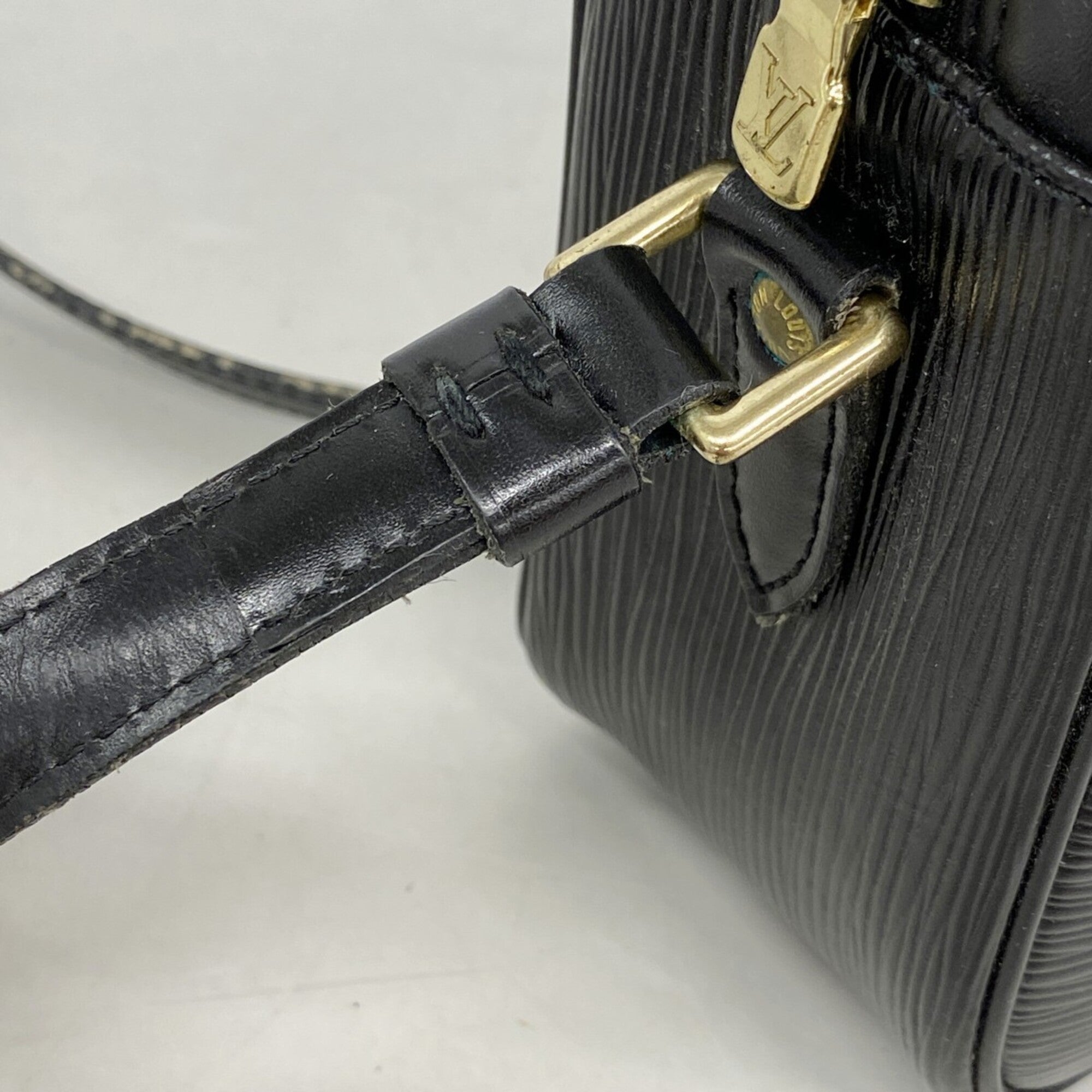 Louis Vuitton Noir Shoulder Bag (Pre-Owned)