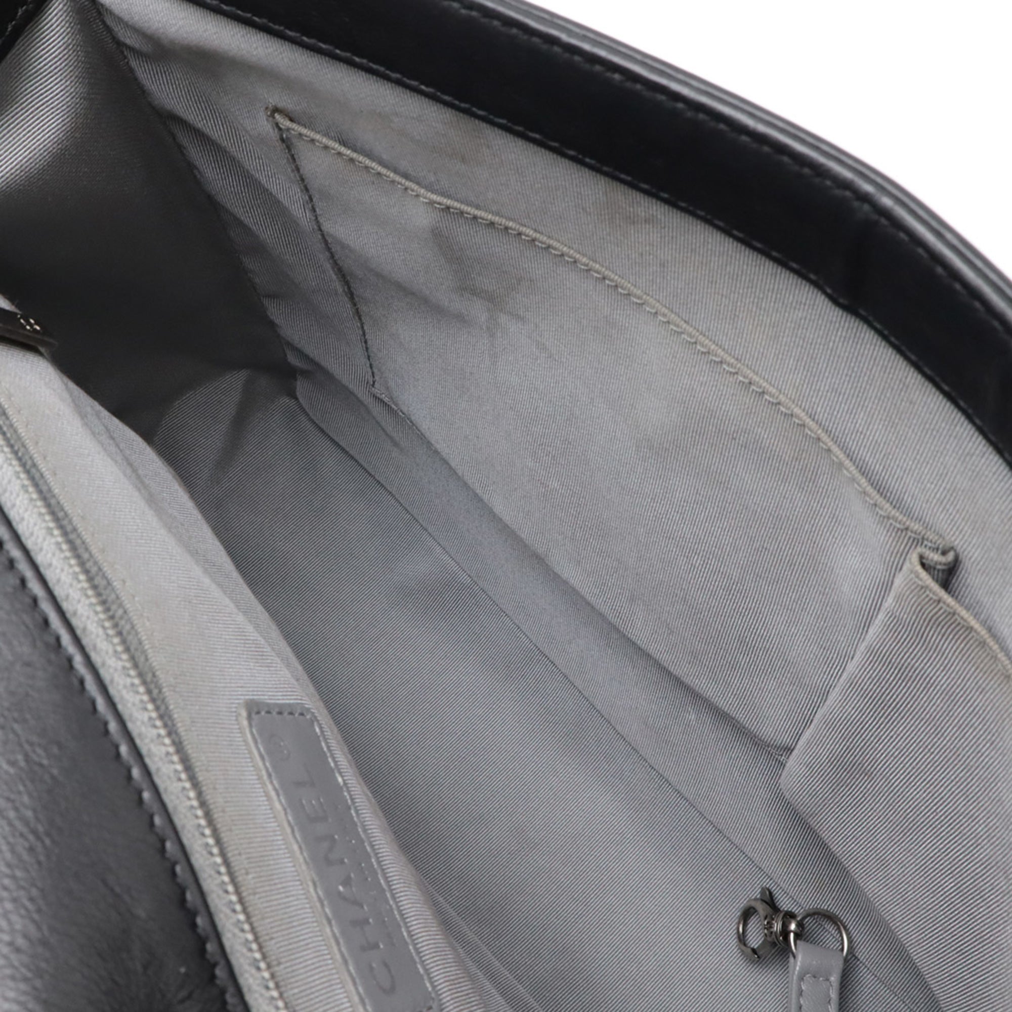 Chanel Matelasse Black Leather Shoulder Bag (Pre-Owned)