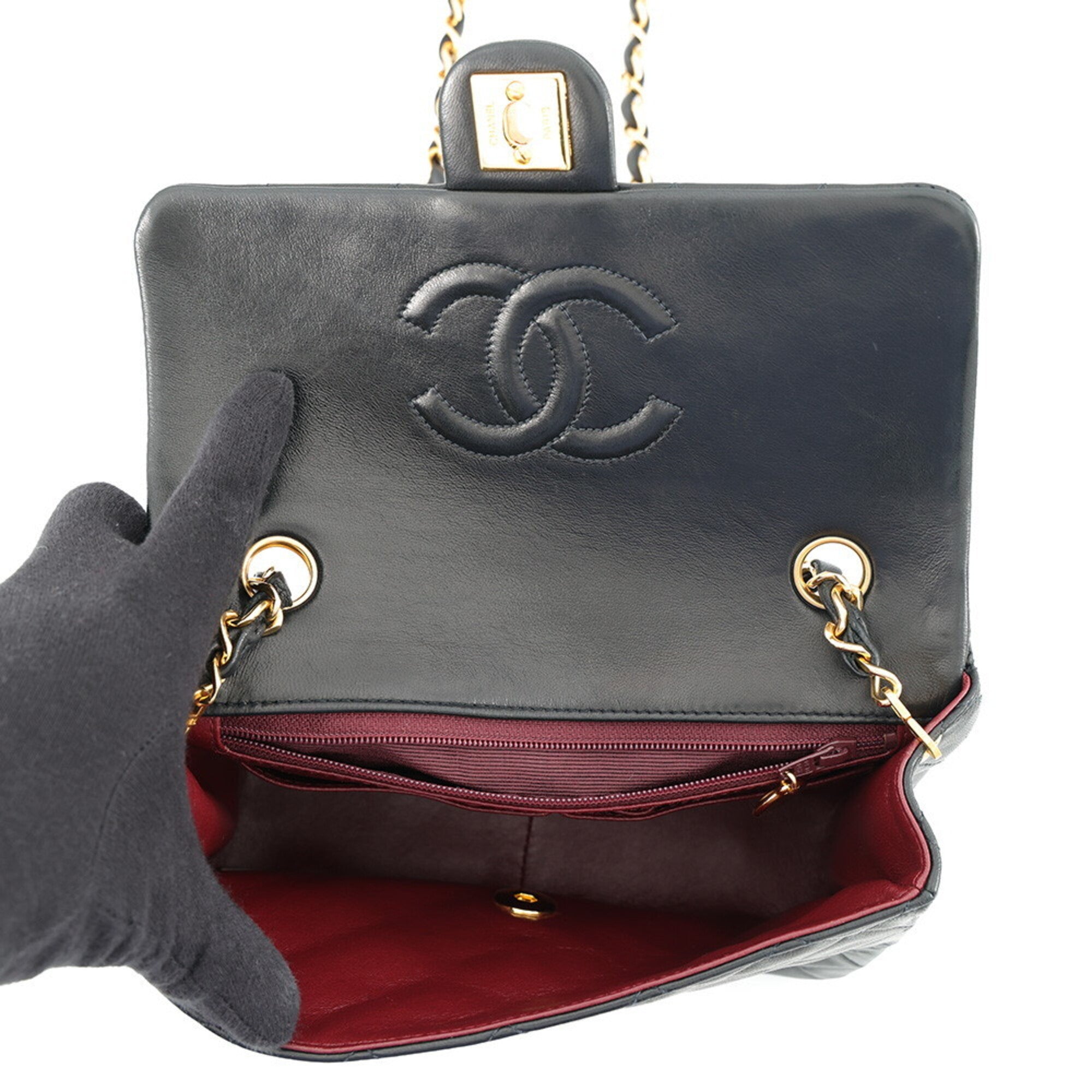 Chanel Black Leather Shoulder Bag (Pre-Owned)