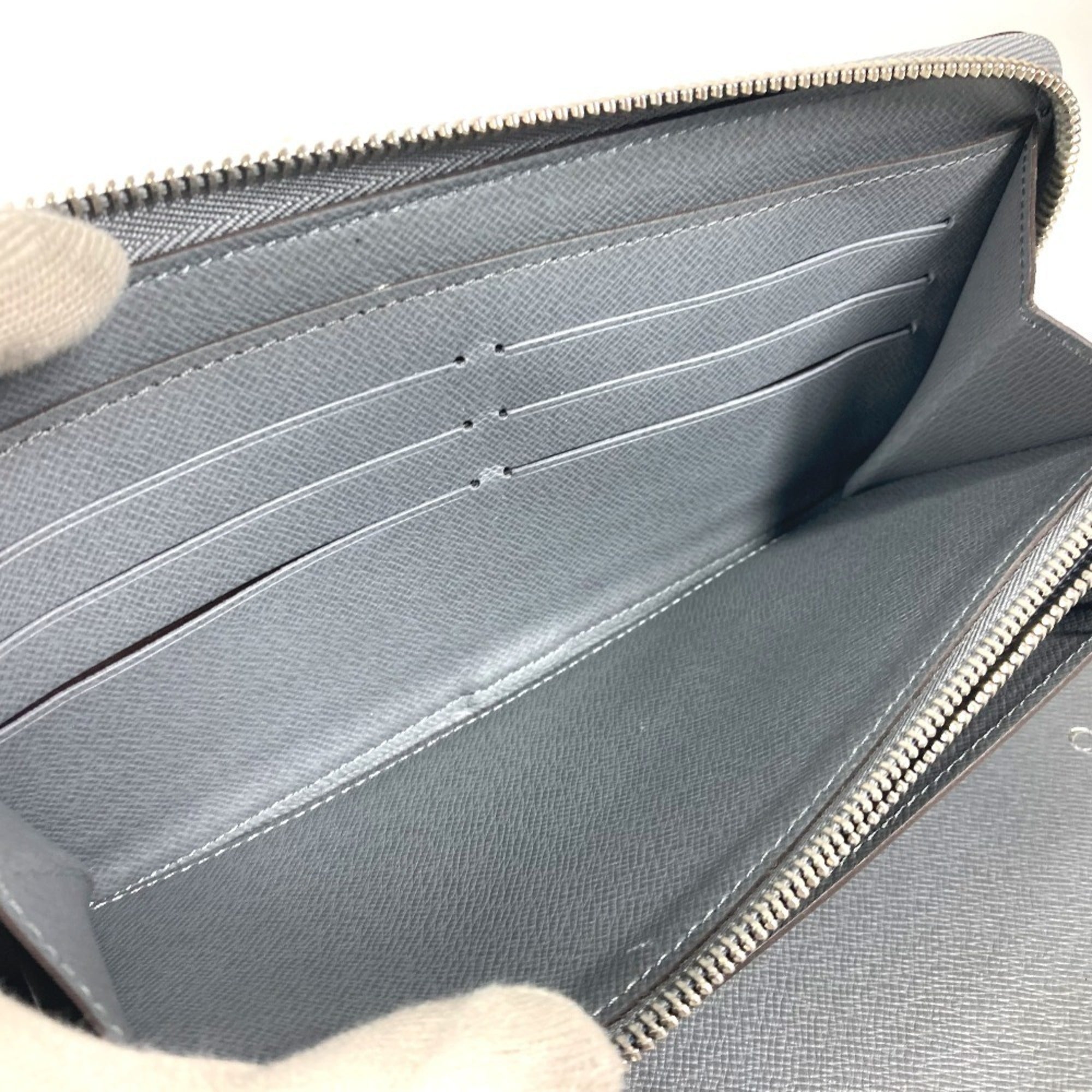 Louis Vuitton Glacier Gray Taiga Leather Long Wallet (Bi-Fold) (Pre-Owned)