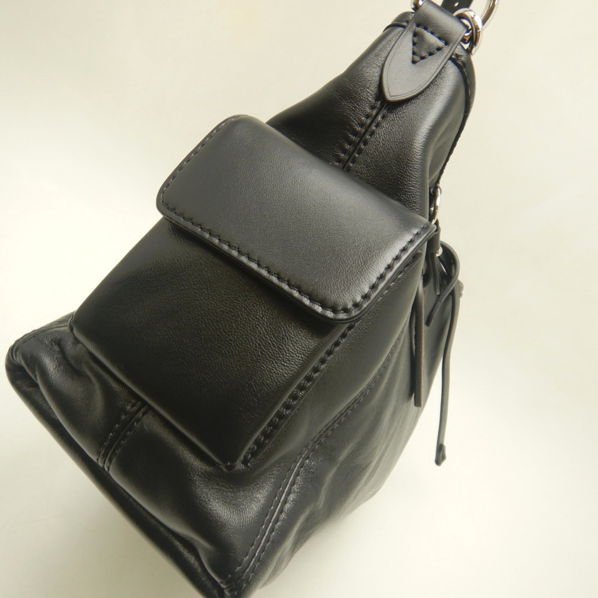 Louis Vuitton Noir Leather Shoulder Bag (Pre-Owned)