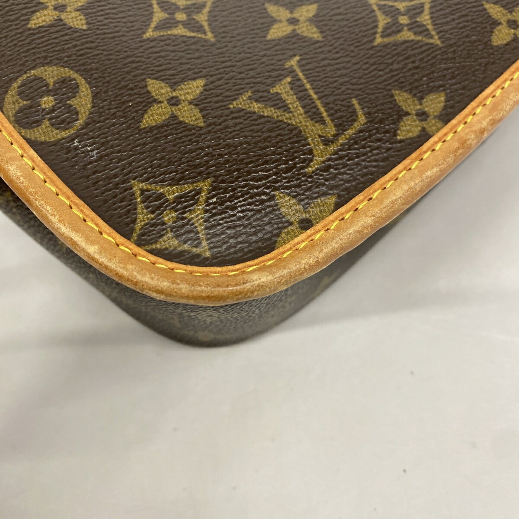 Louis Vuitton Brown Shoulder Bag (Pre-Owned)