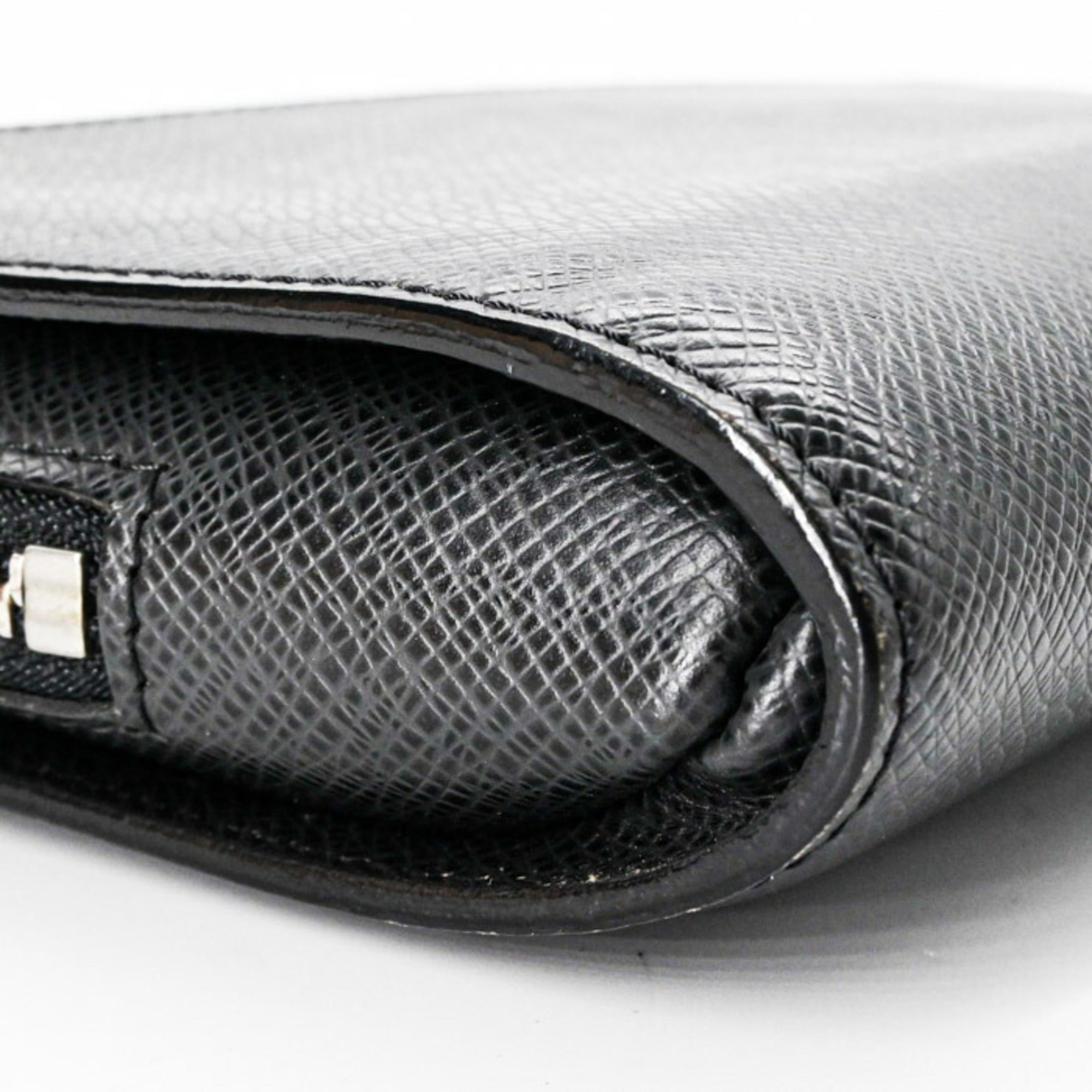 Louis Vuitton Ardoise Black Taiga Leather Clutch Bag (Pre-Owned)